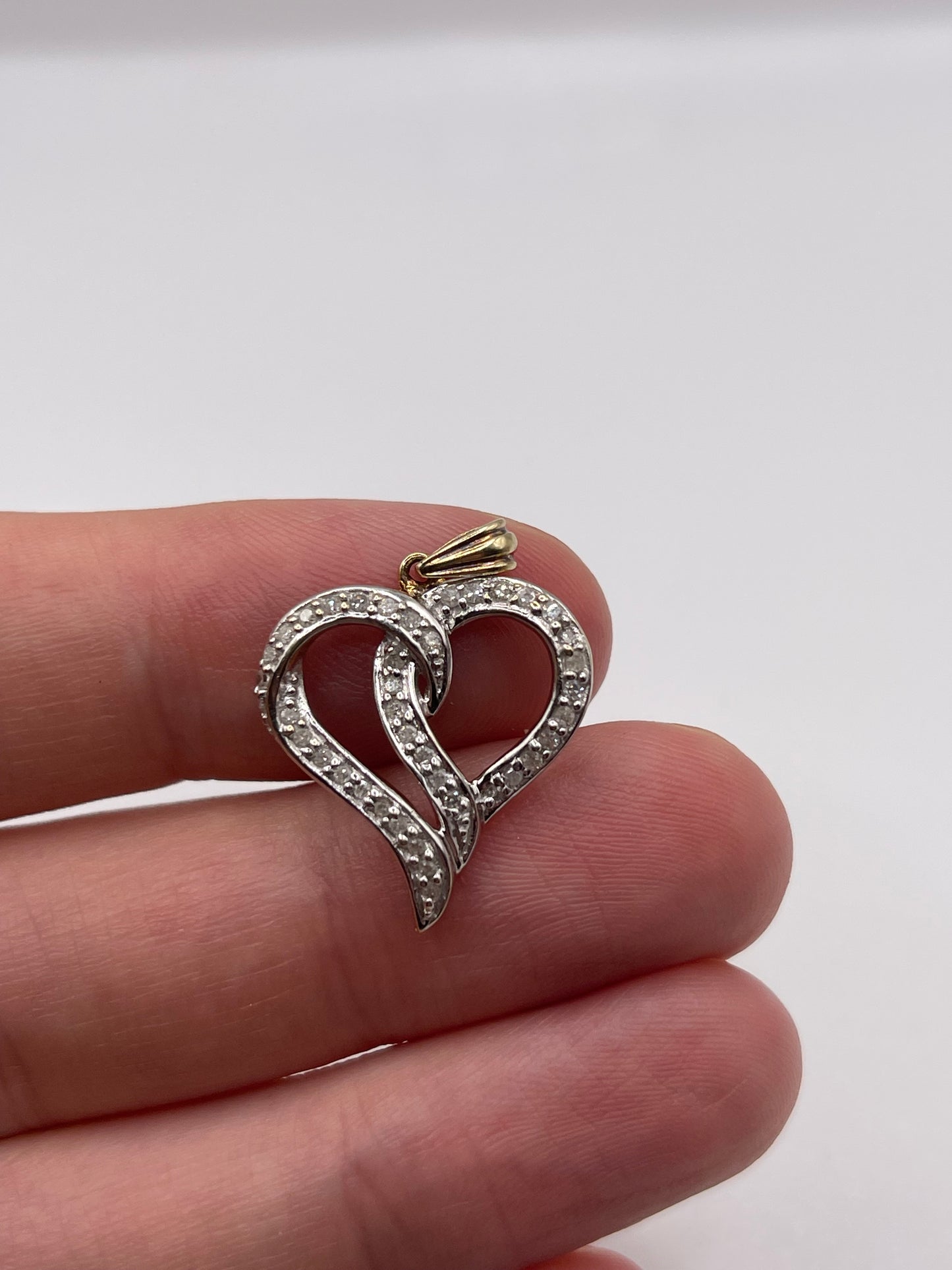 9ct gold diamond heart pendant