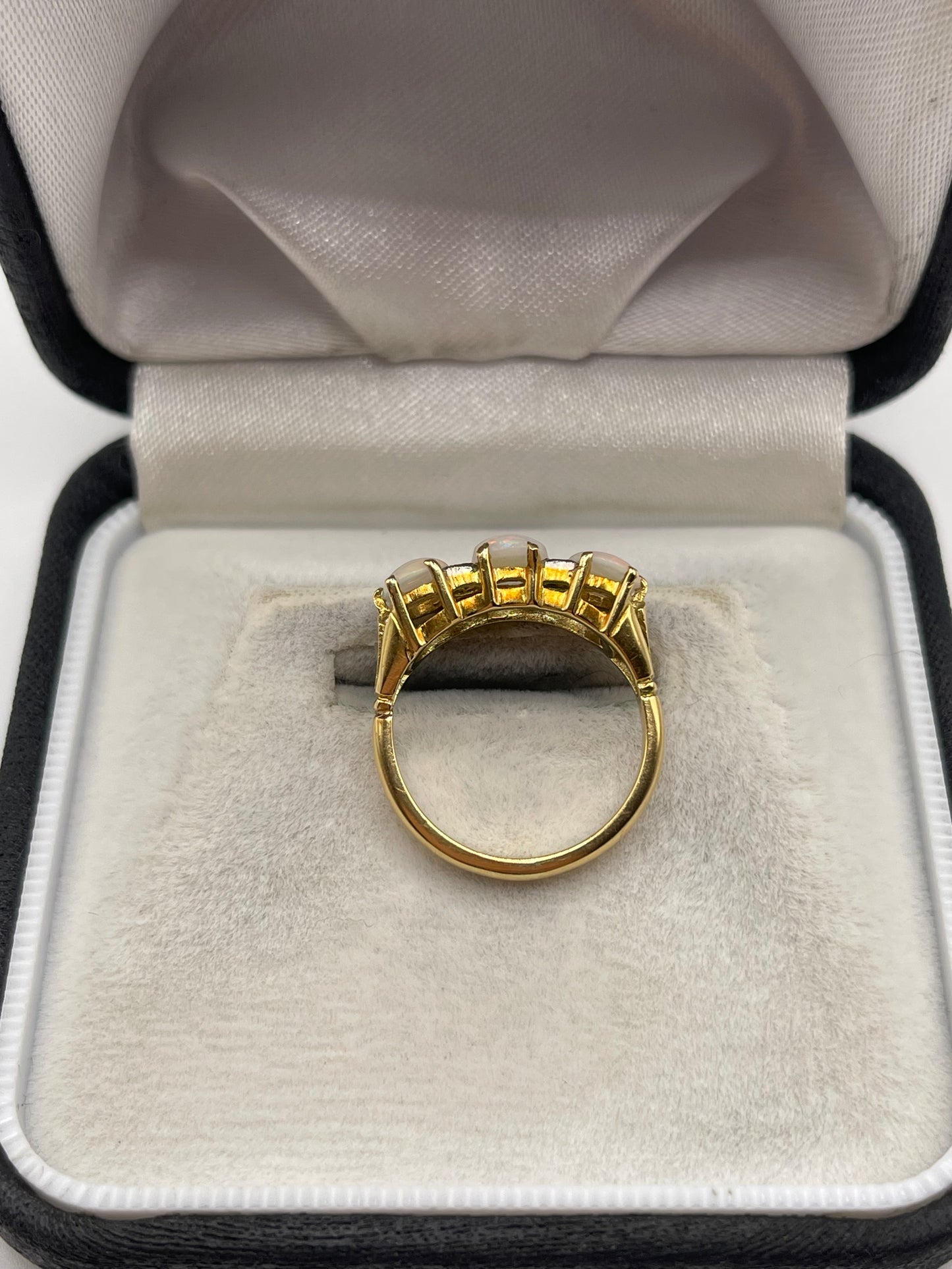 18ct gold opal and diamond ring