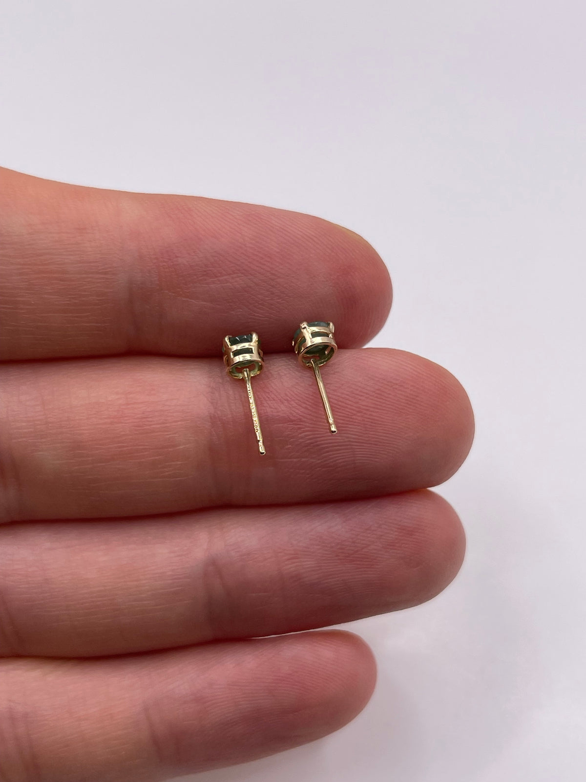 9ct gold emerald earrings