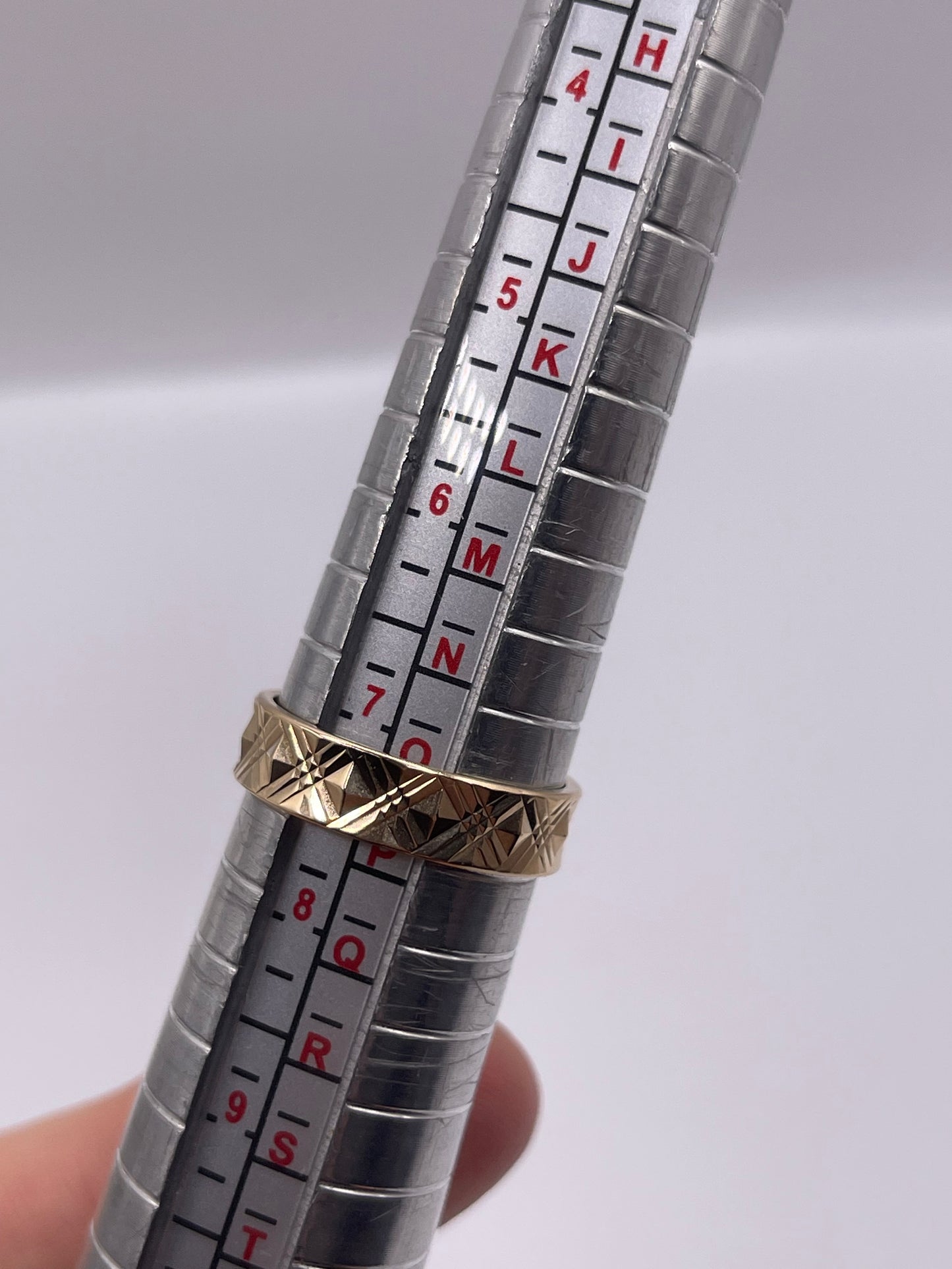 9ct gold patterned band
