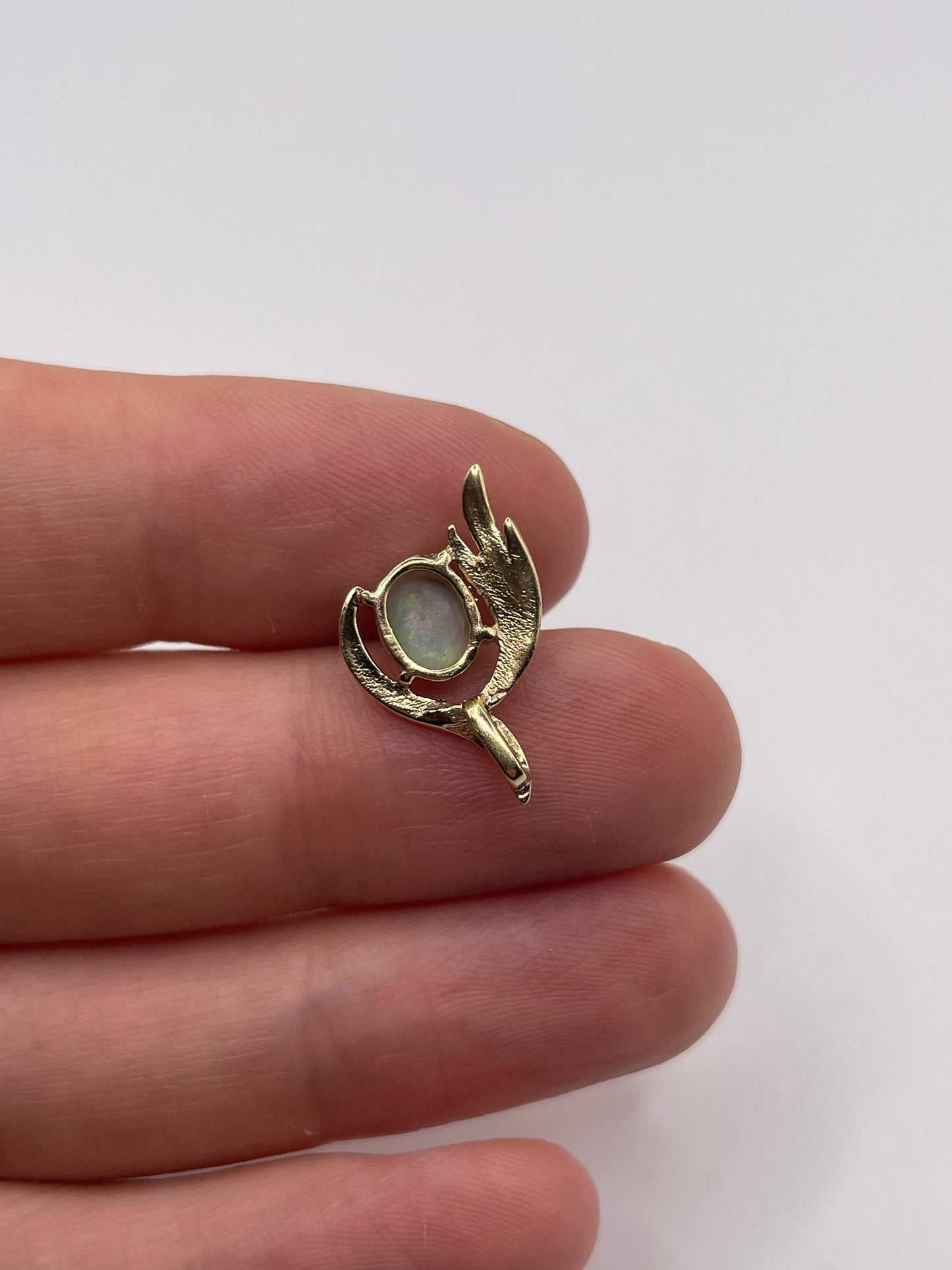 9ct gold opal pendant