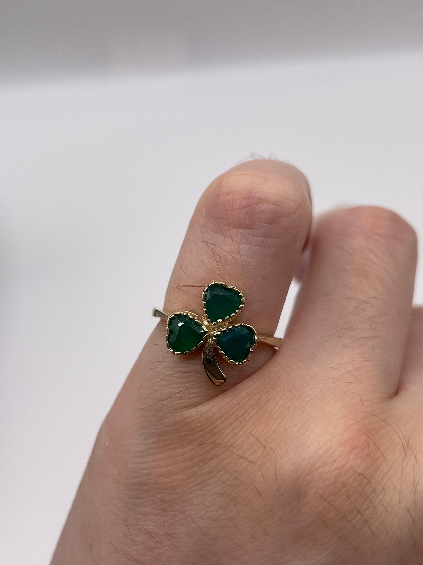 9ct gold green agate shamrock ring