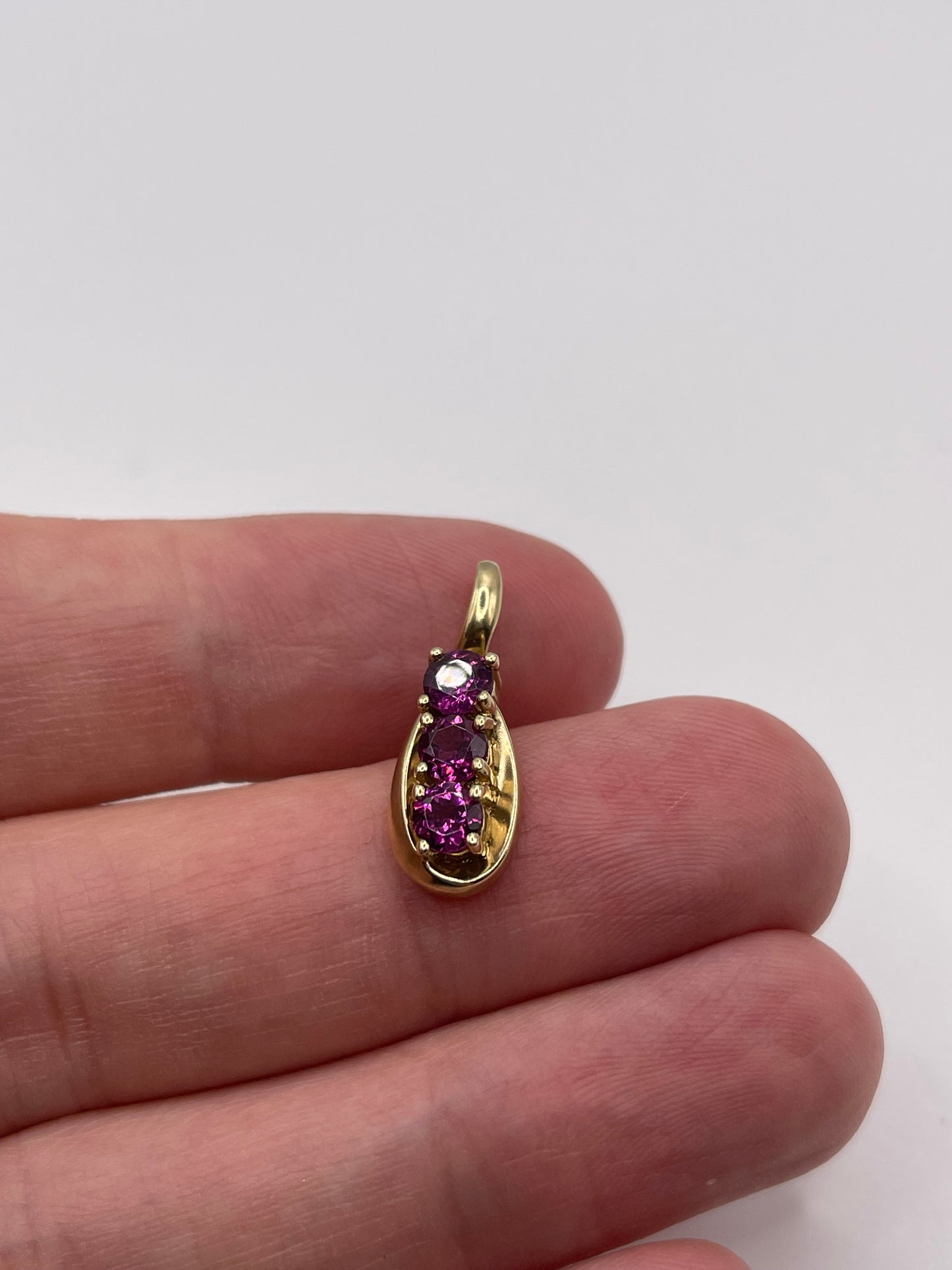 9ct gold garnet pendant