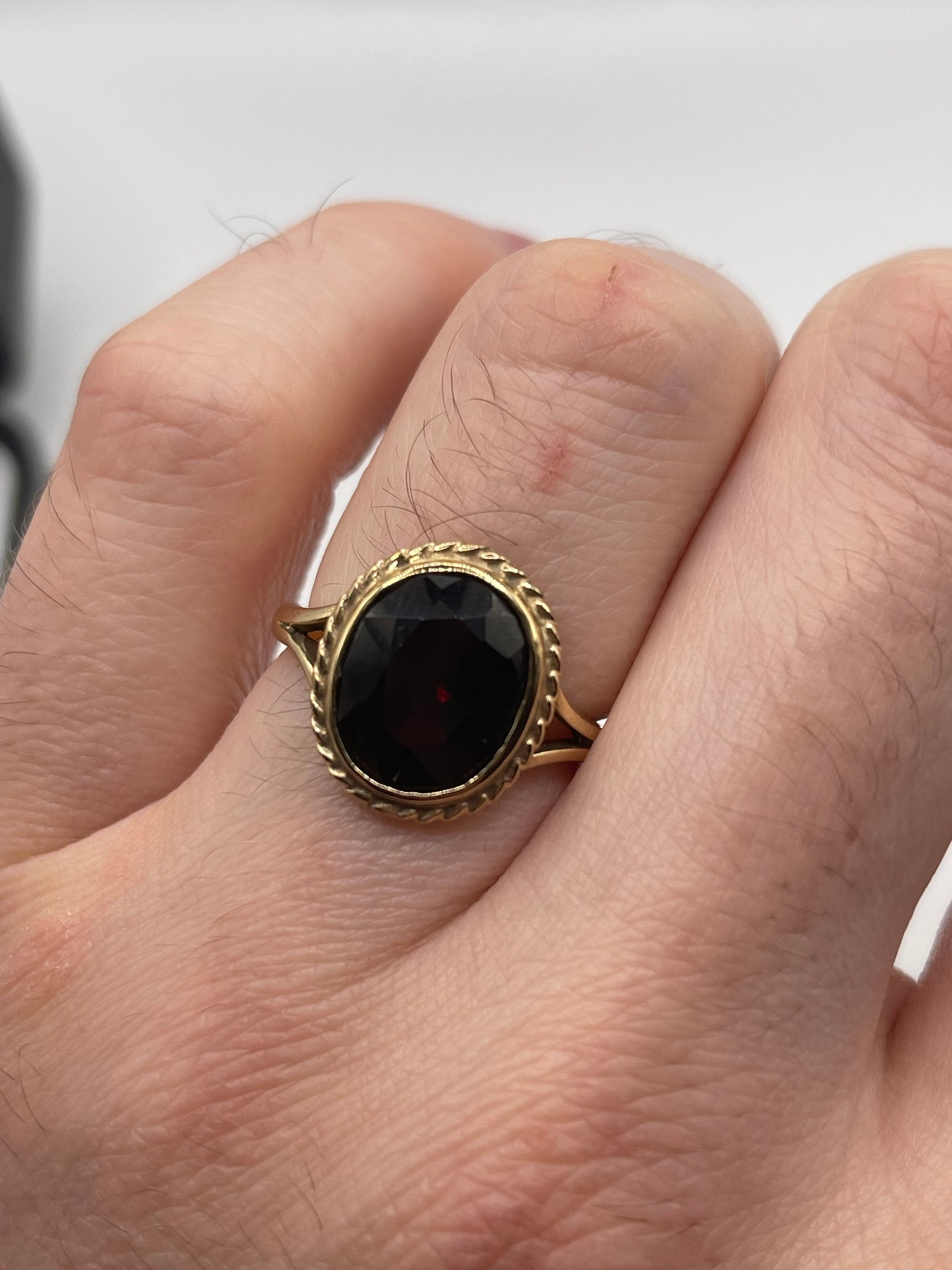 9ct gold garnet ring