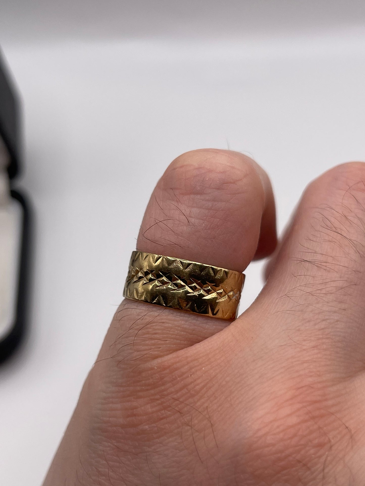 9ct gold engraved band