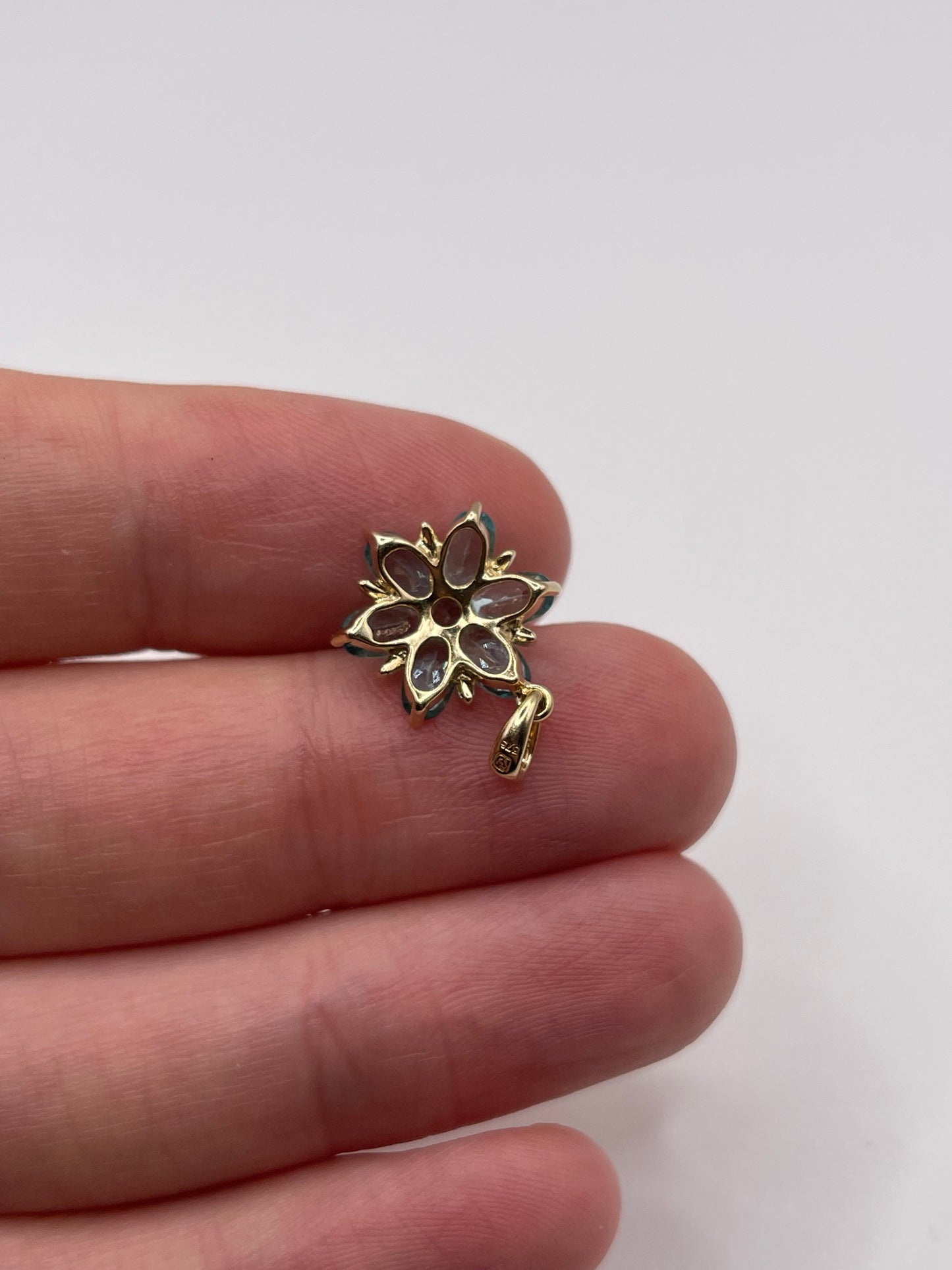 9ct gold topaz pendant