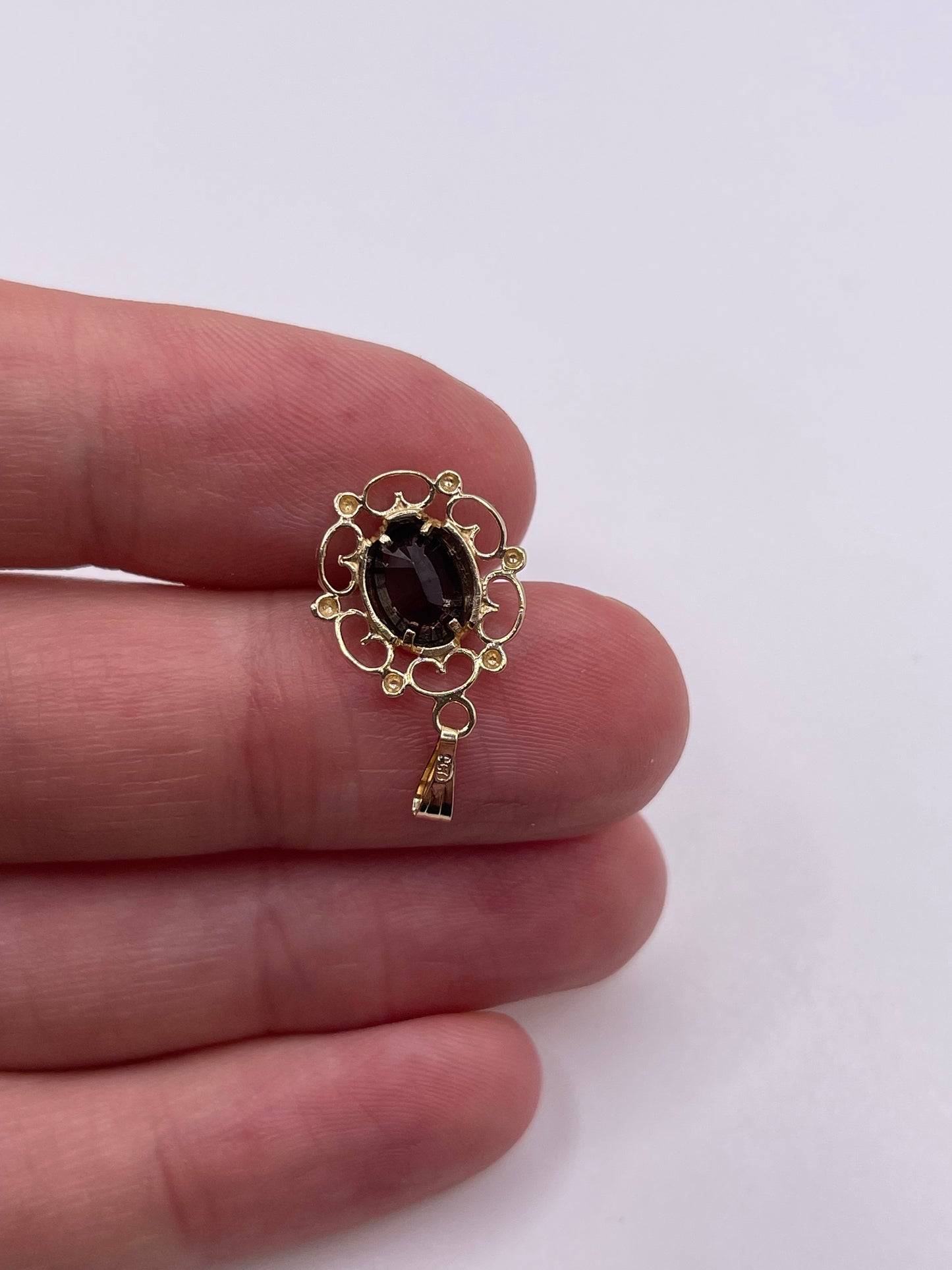9ct gold garnet pendant