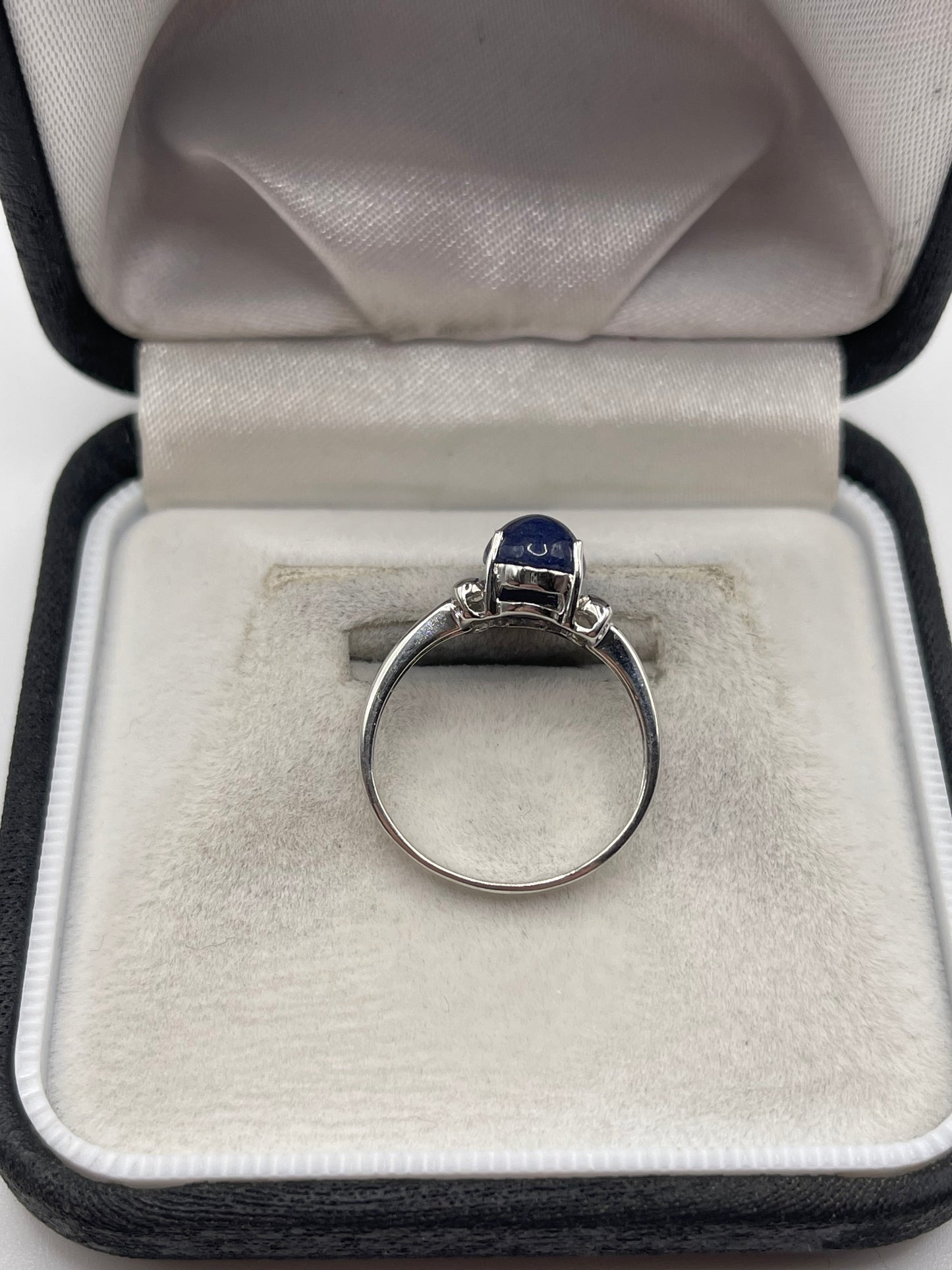 9ct white gold cabochon sapphire ring