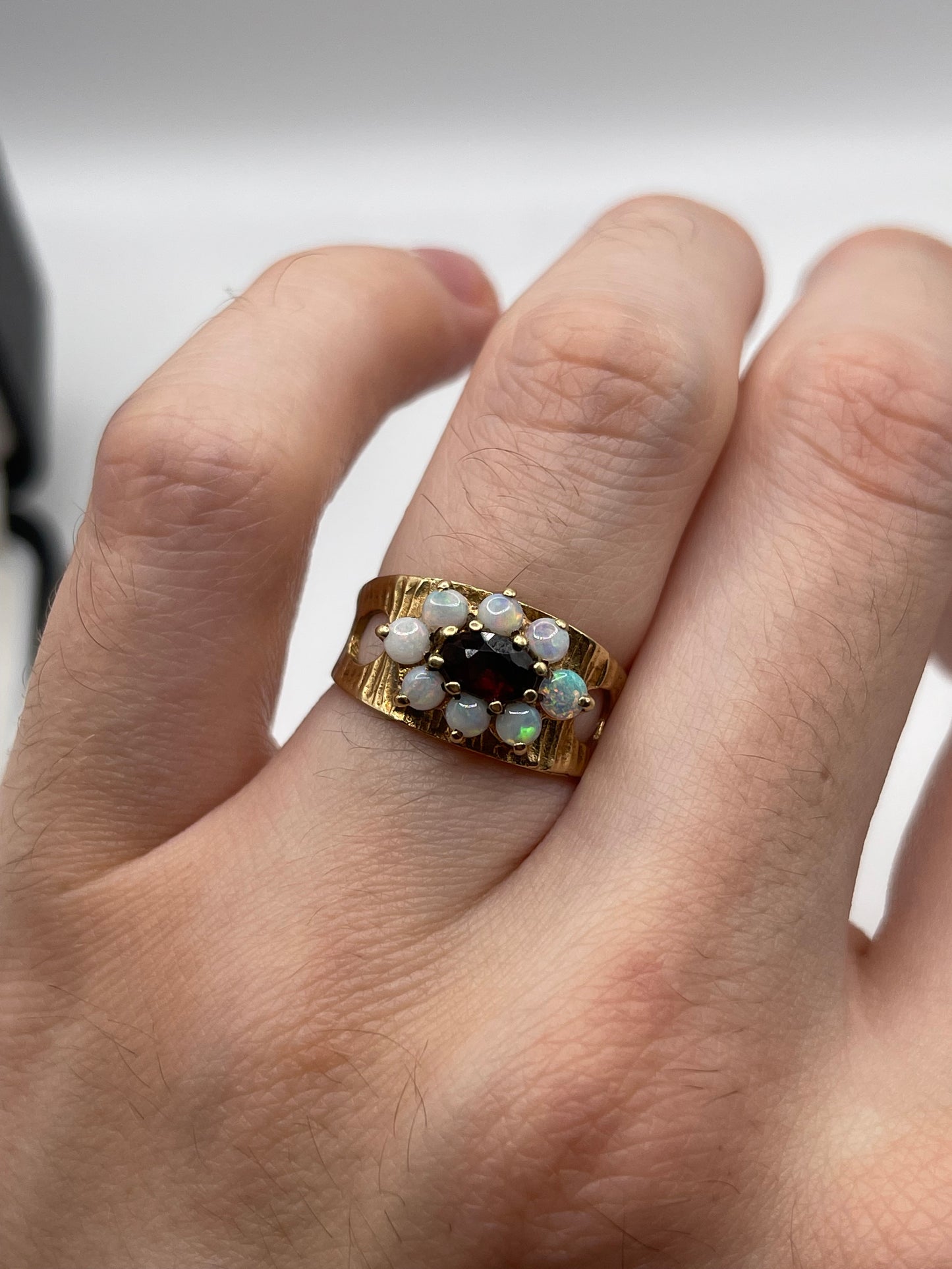 9ct gold garnet and opal ring