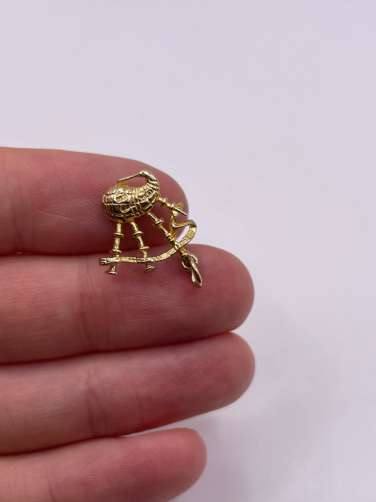 9ct gold bagpipes charm