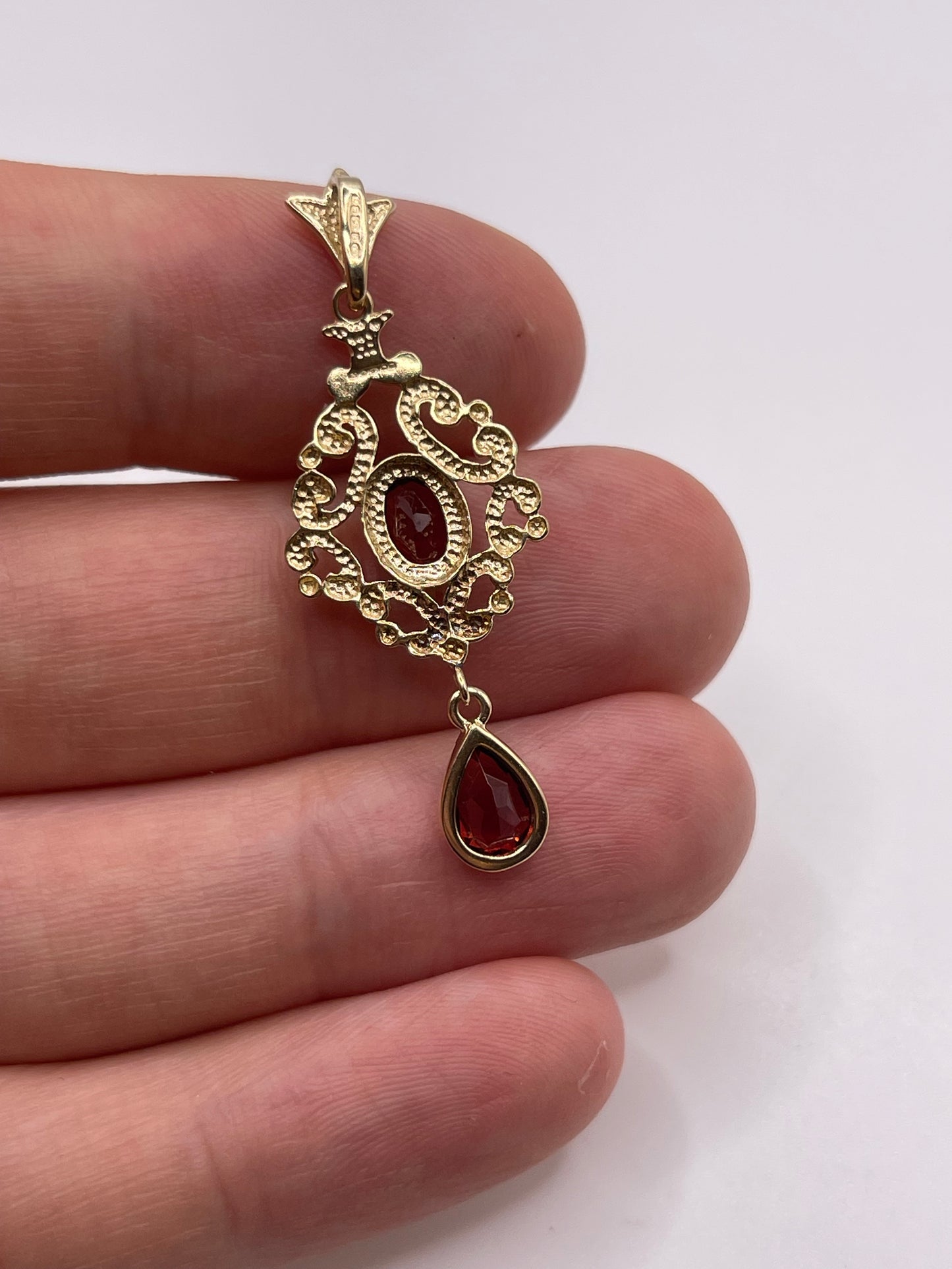 9ct gold garnet pendant