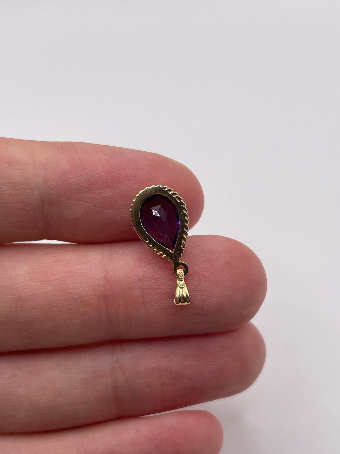 9ct gold amethyst pendant