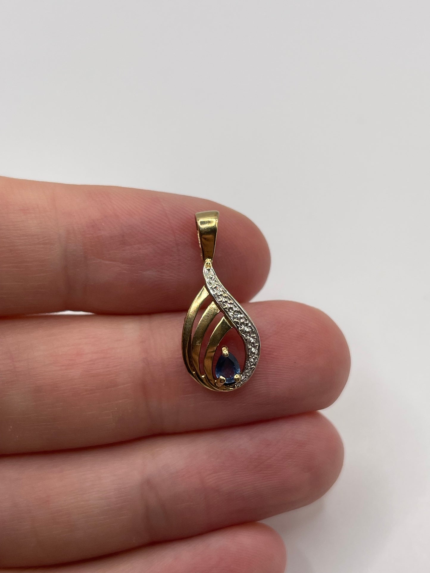 9ct gold sapphire and diamond pendant