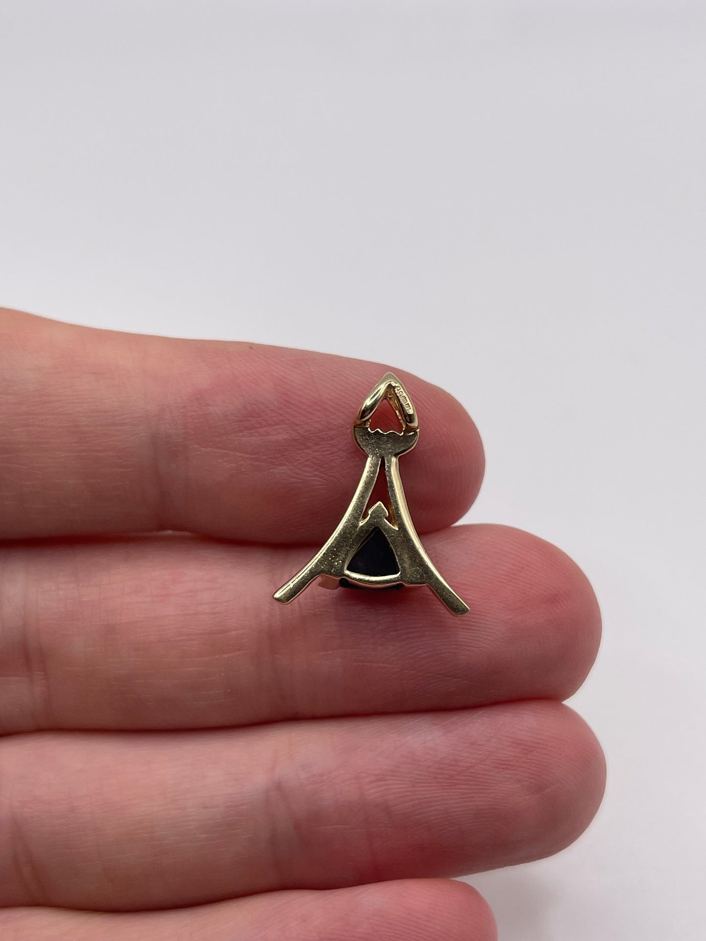 9ct gold cabochon sapphire pendant