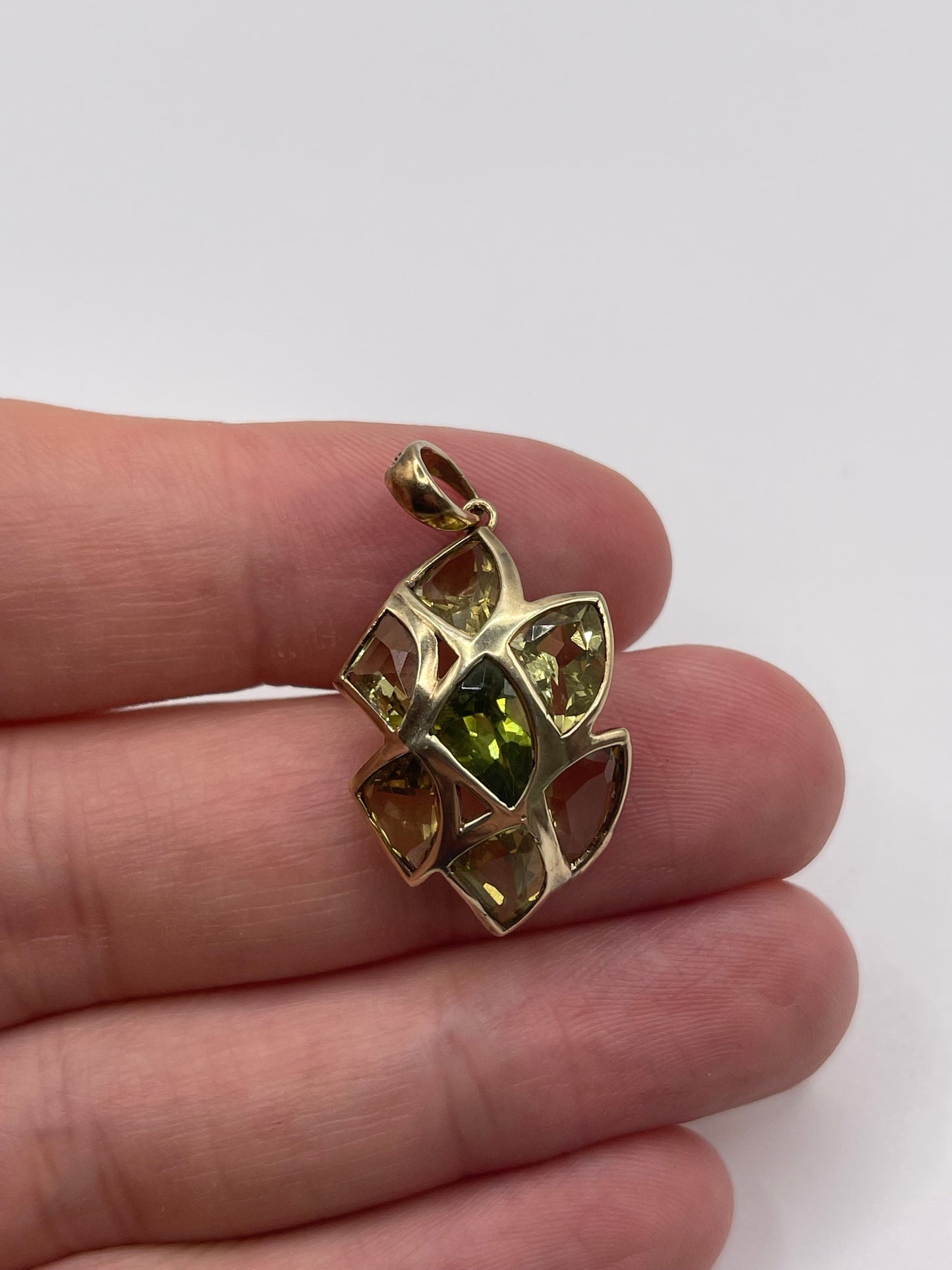 9ct gold peridot cluster pendant