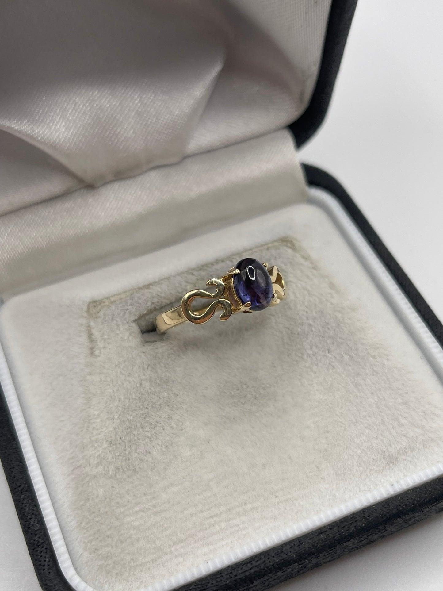 9ct gold cabochon iolite ring