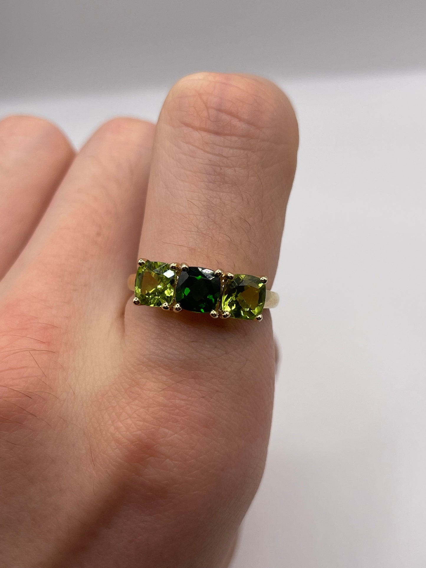 9ct gold peridot and diopsude ring