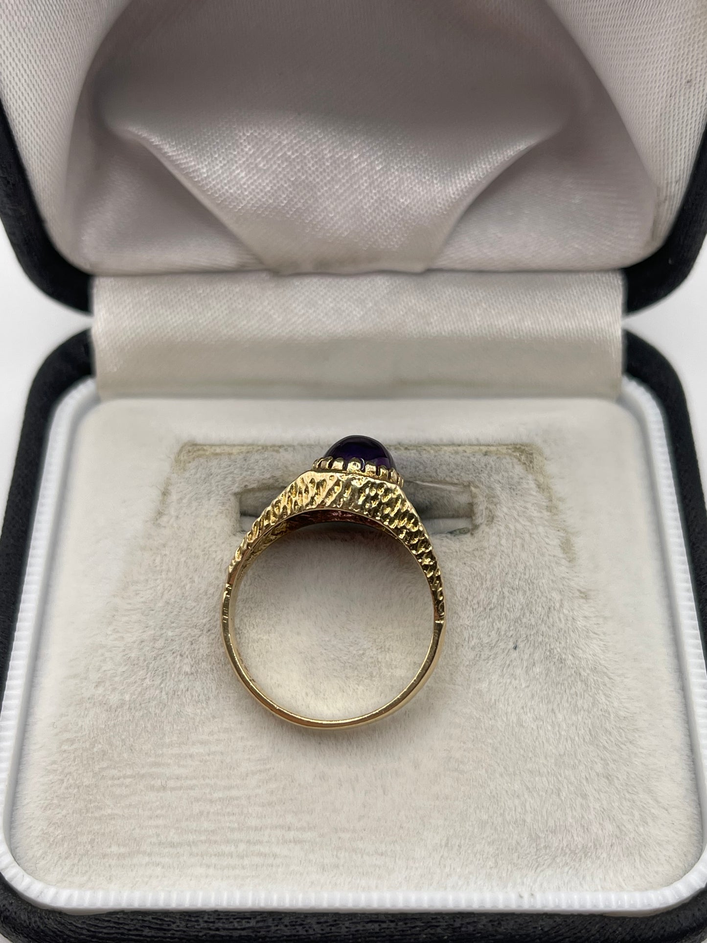 9ct gold cabochon amethyst ring