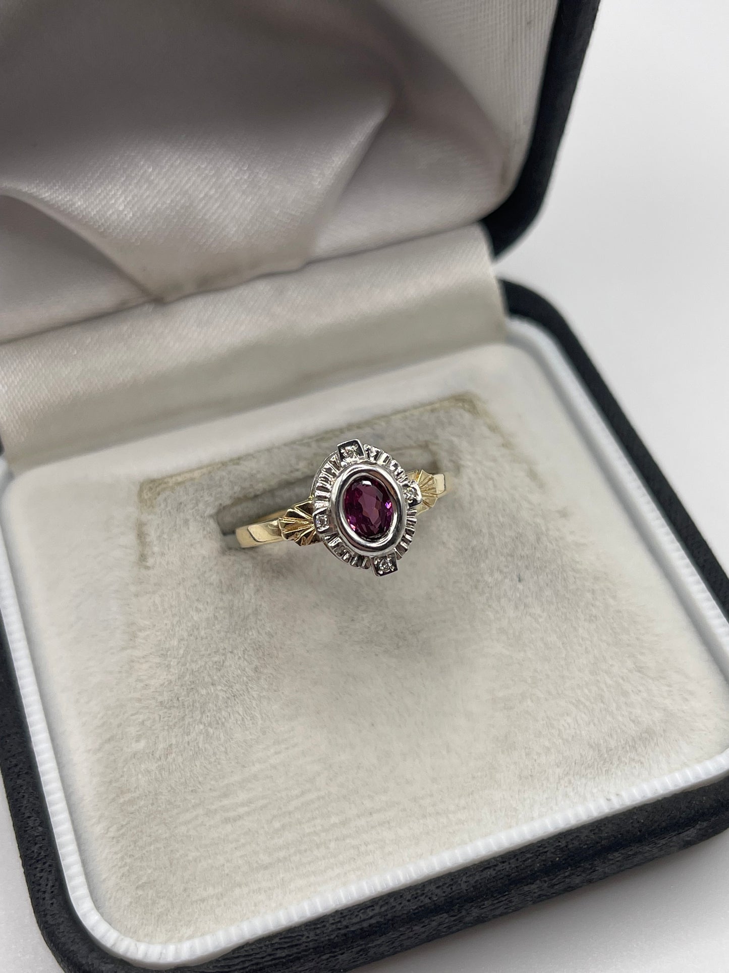 9ct gold garnet and diamond ring