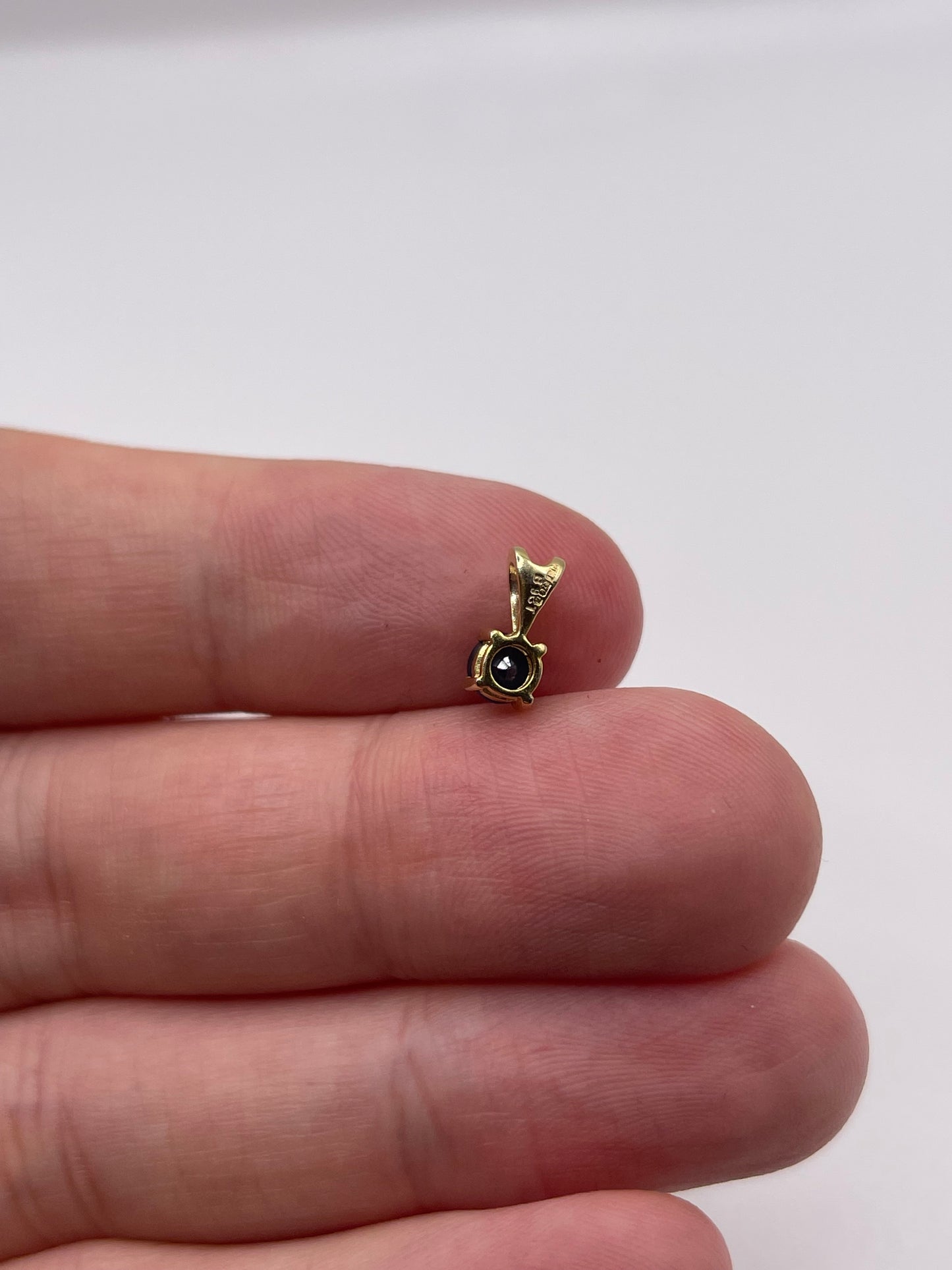 9ct gold sapphire pendant