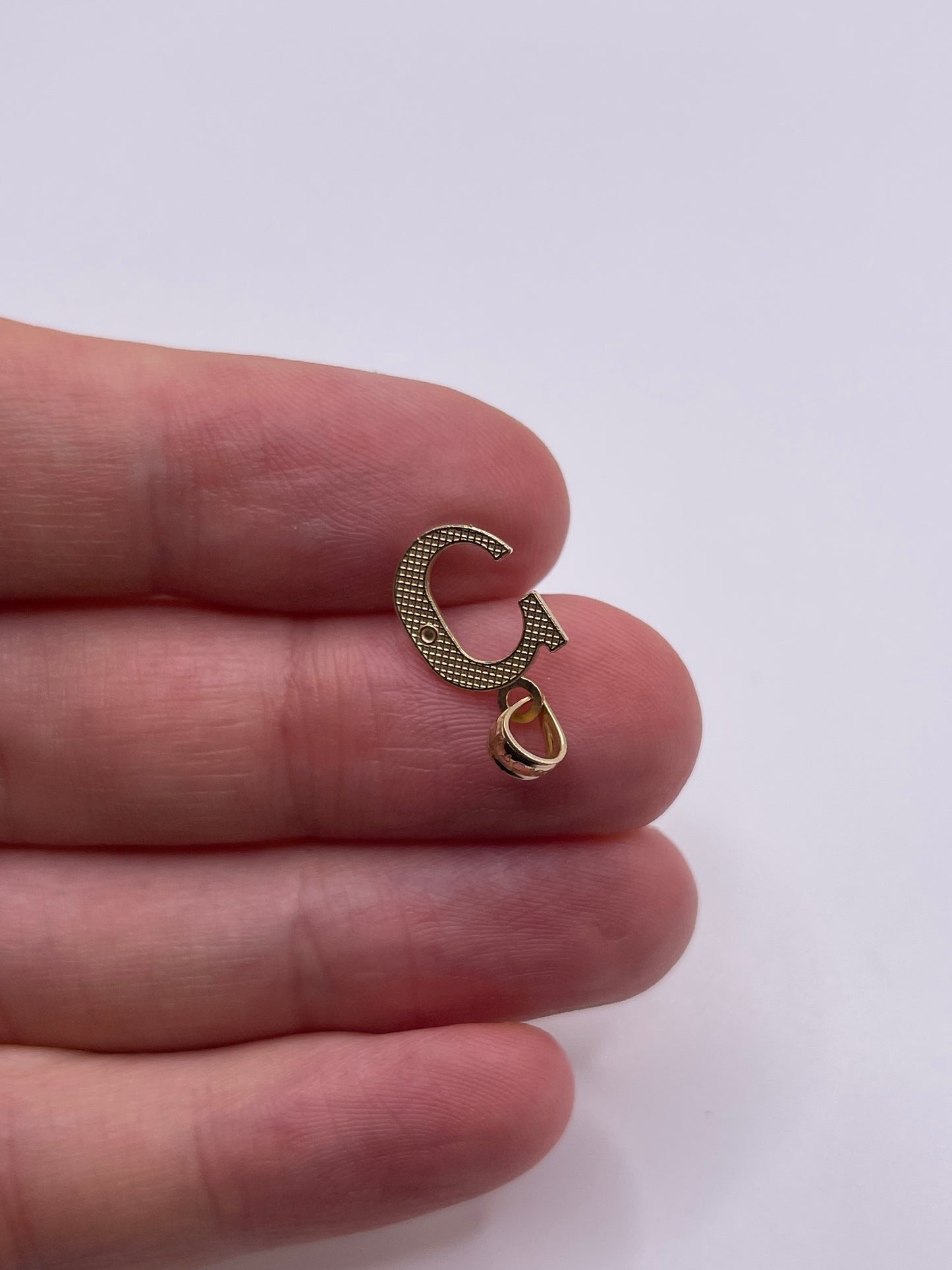 9ct gold initial C pendant