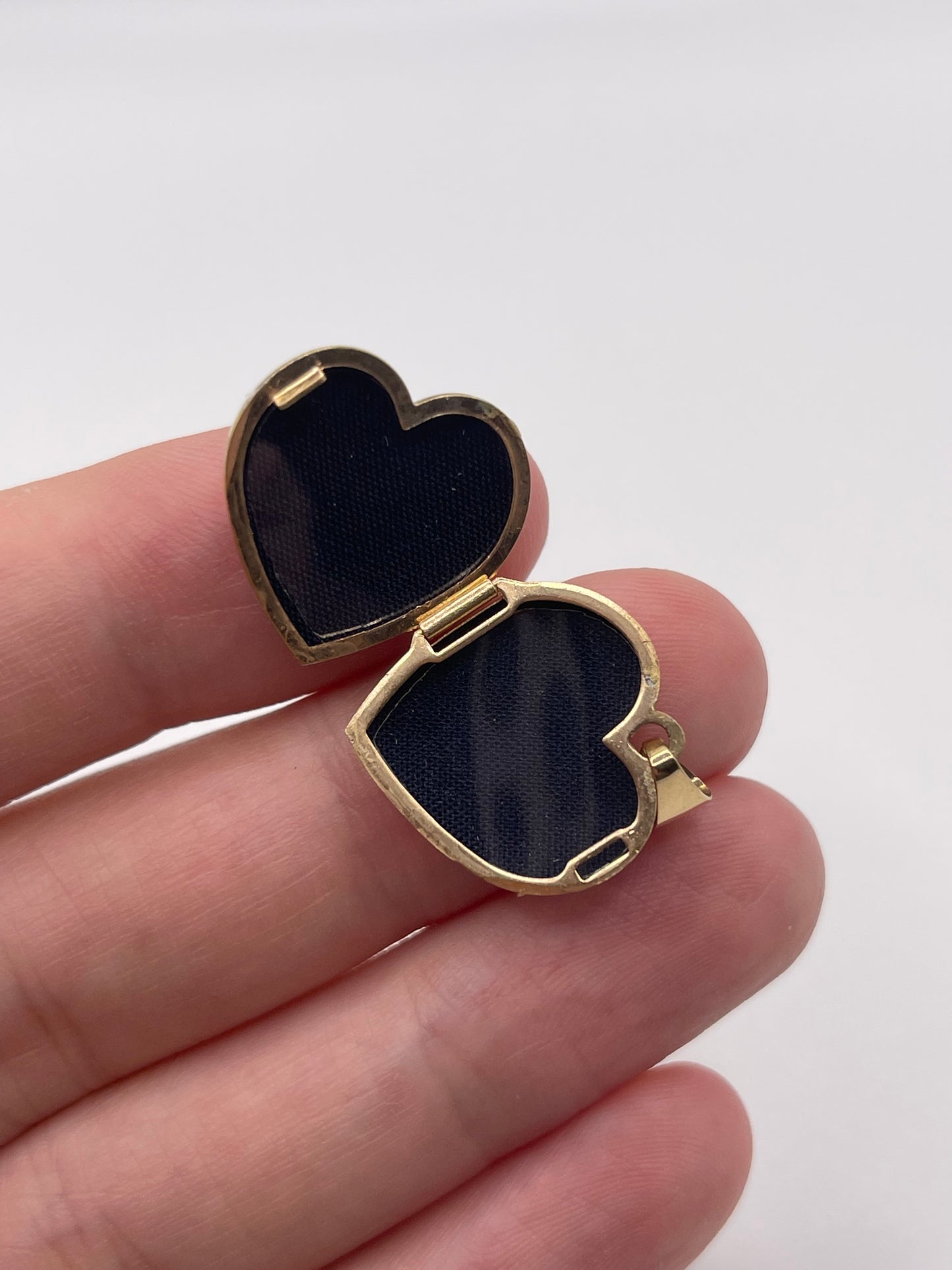 9ct gold heart locket