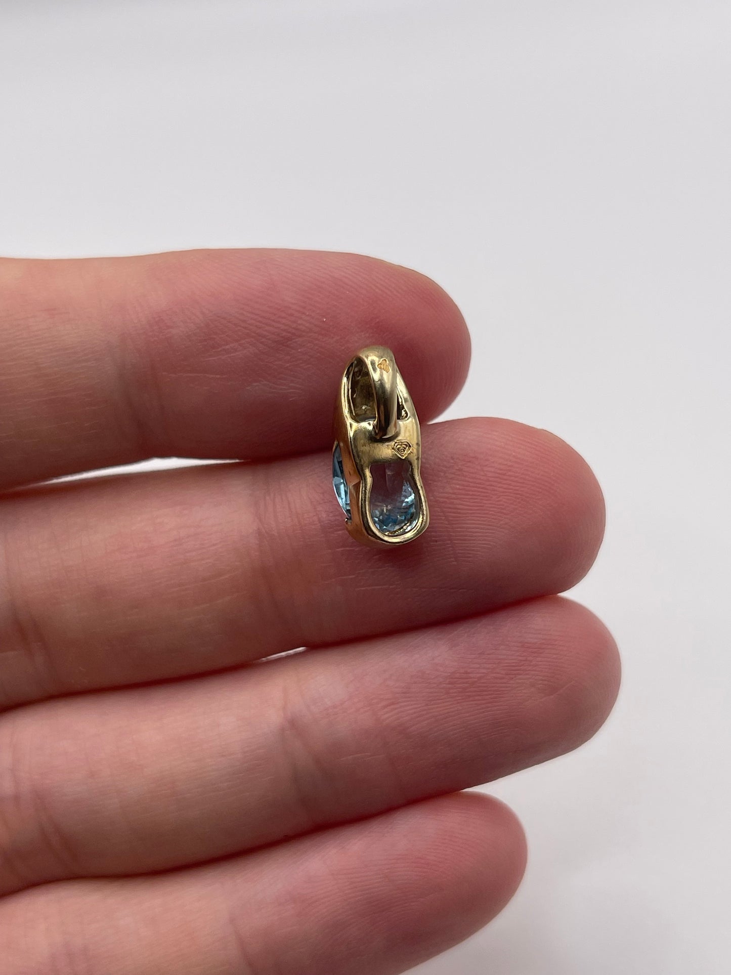 9ct gold topaz and diamond pendant