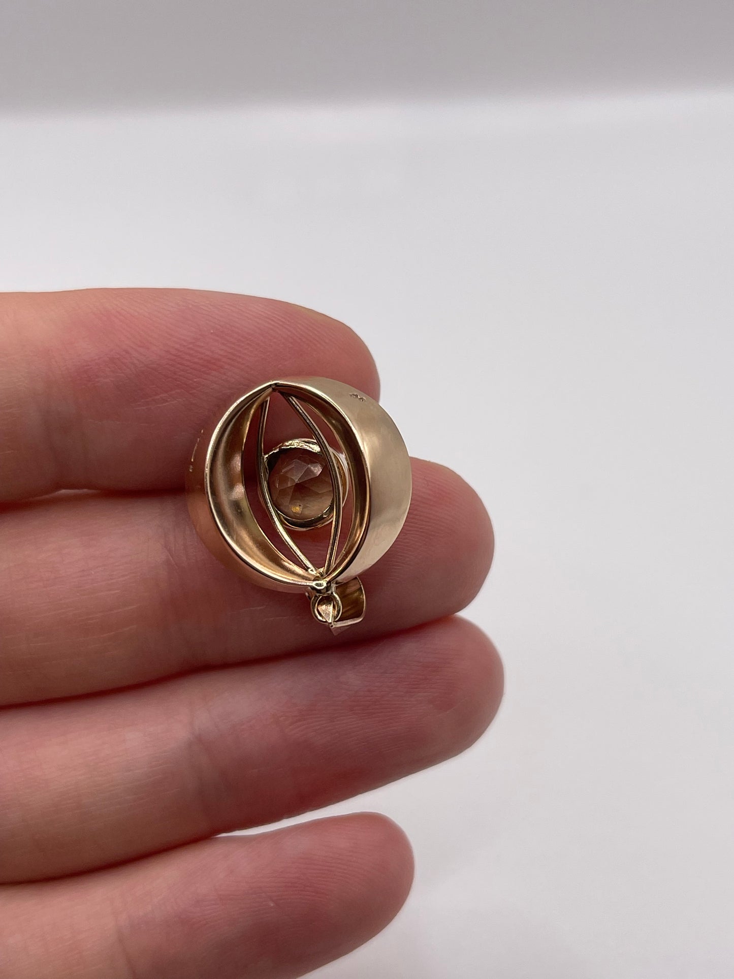 9ct gold quartz pendant