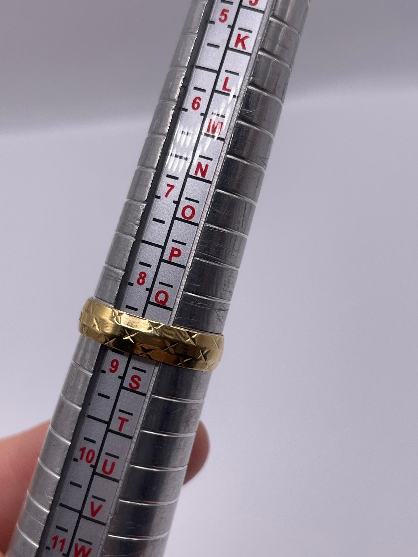 18ct gold patterned band