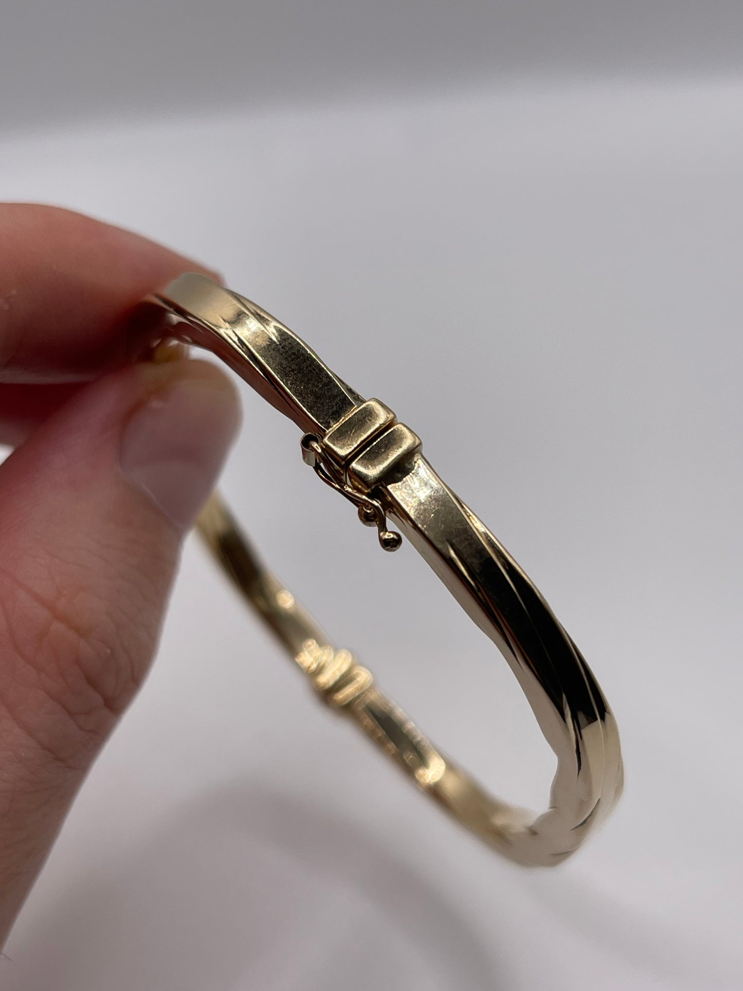 9ct gold bangle