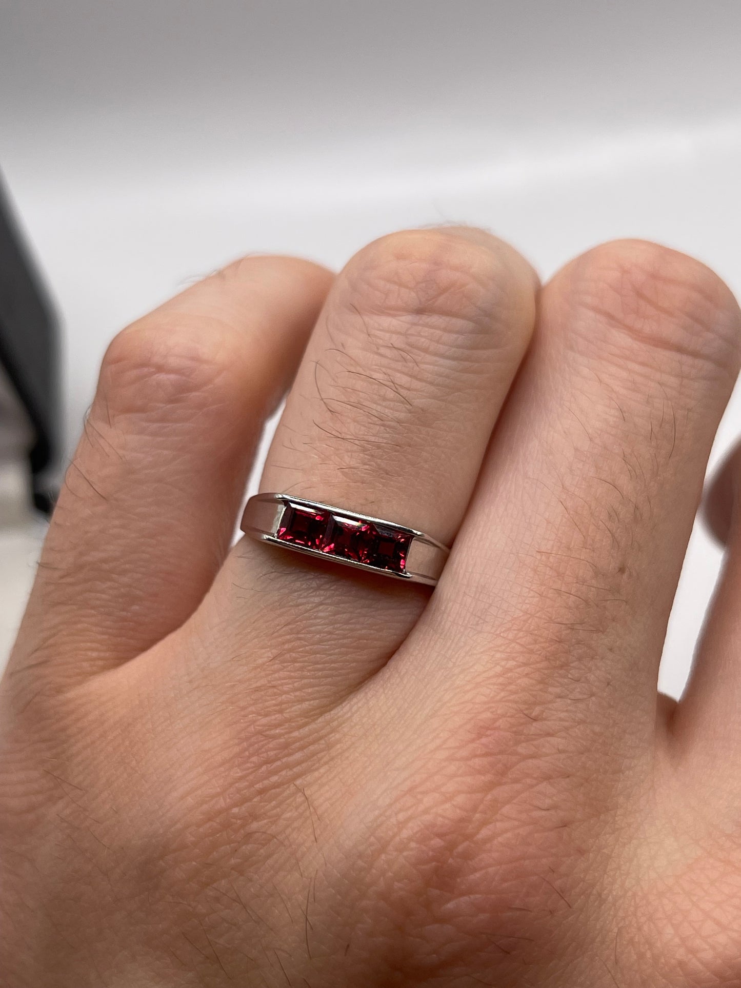 9ct white gold spinel ring