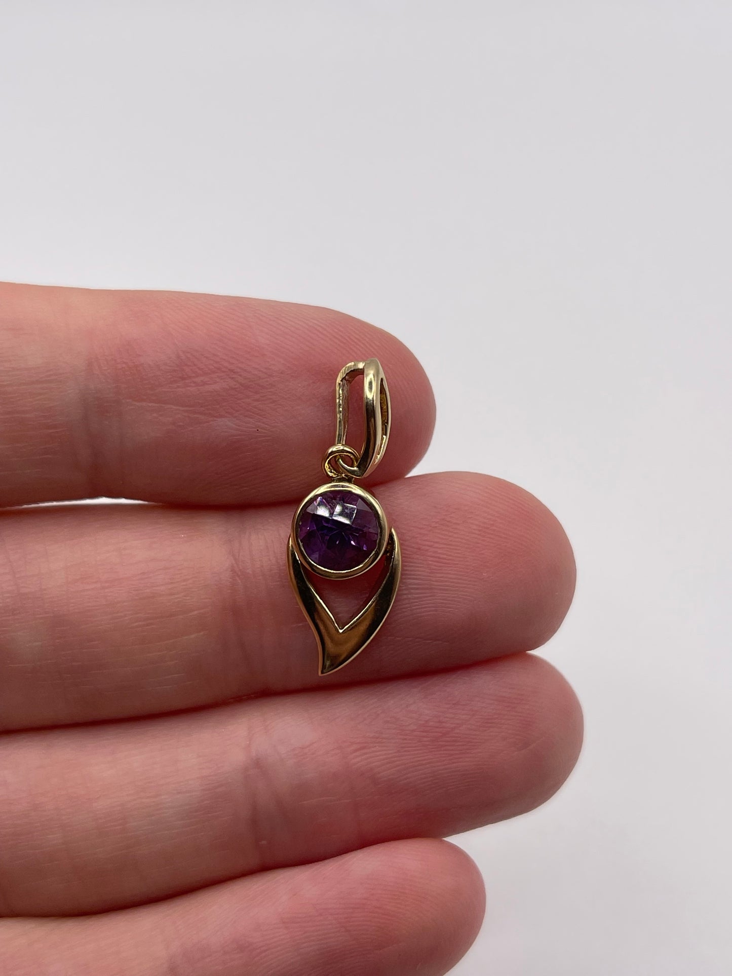 9ct gold amethyst pendant