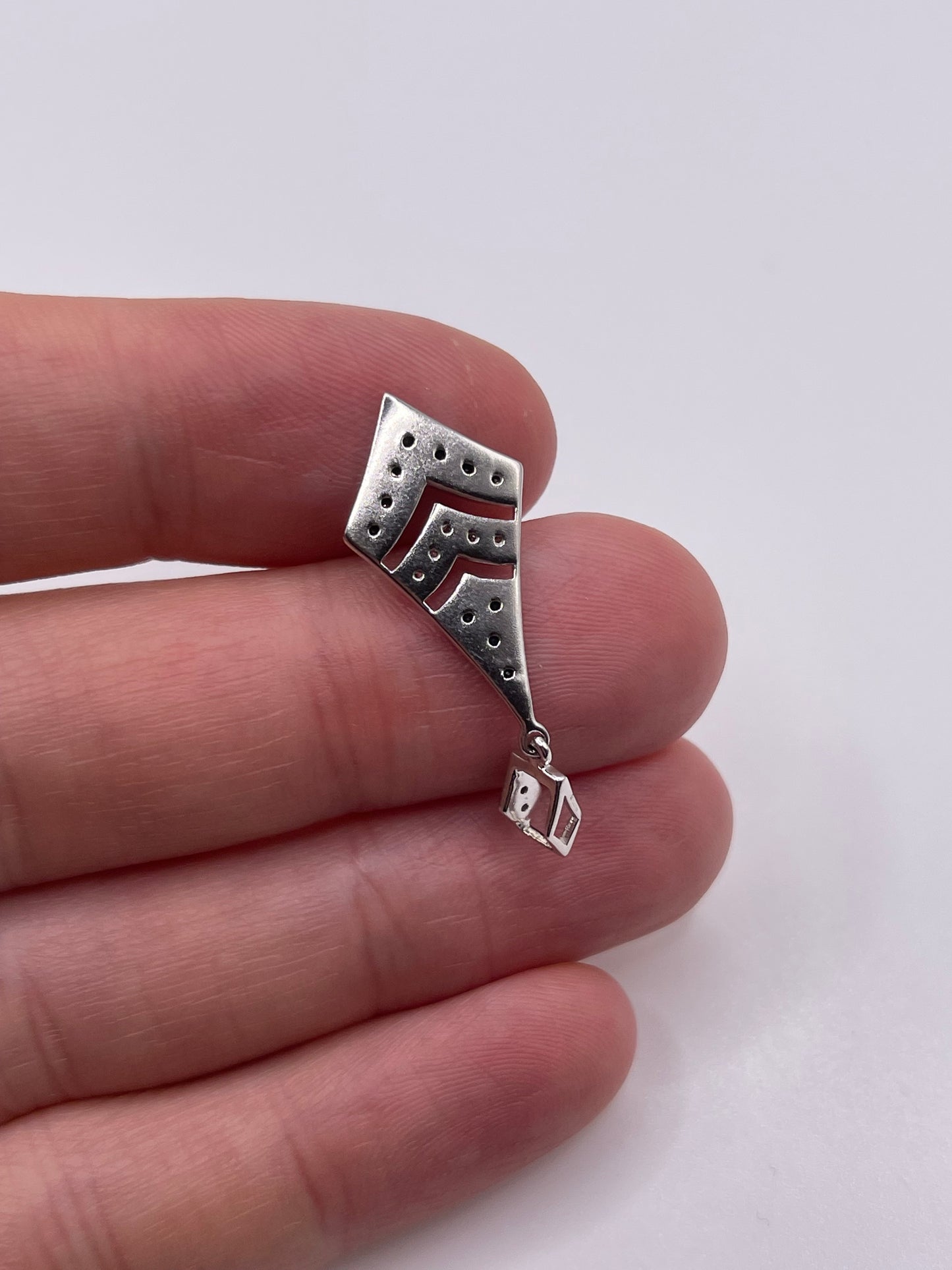 9ct white gold diamond cluster pendant