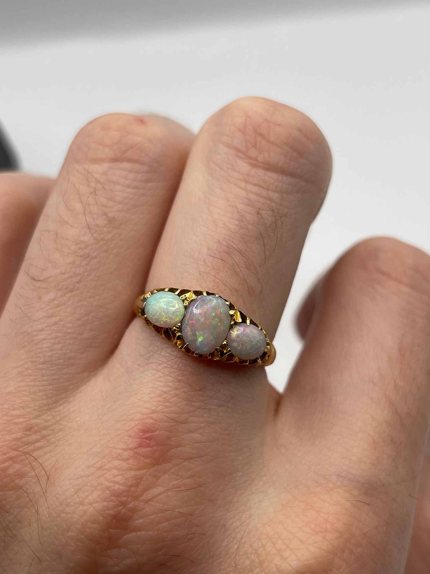Antique 18ct gold opal ring