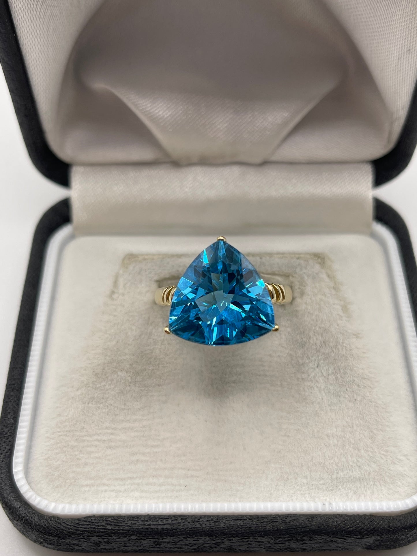 9ct gold blue topaz ring