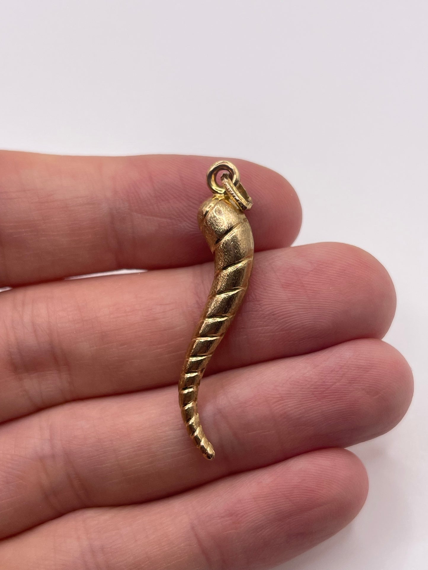 9ct gold horn of plenty pendant