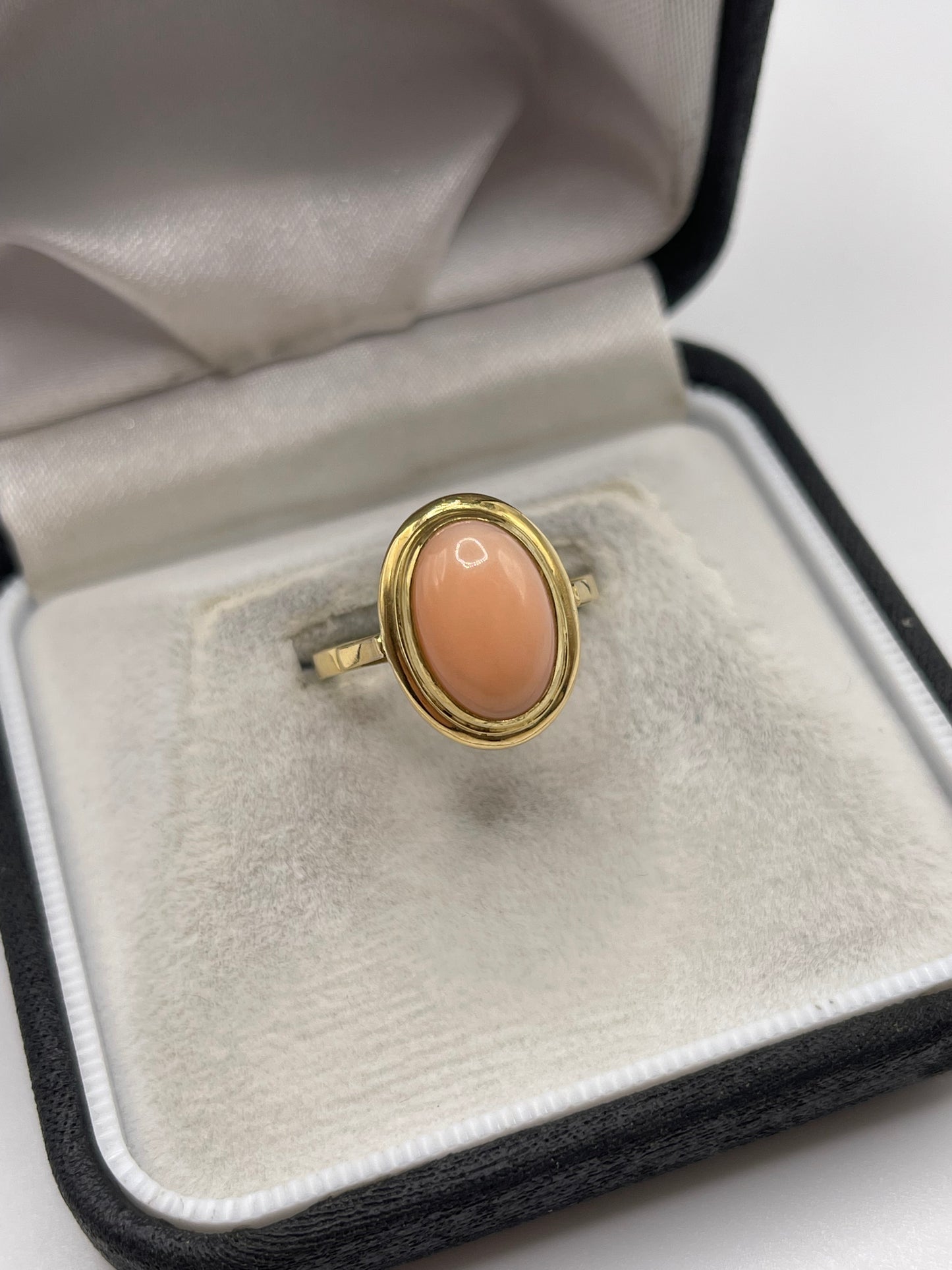 18ct gold coral ring