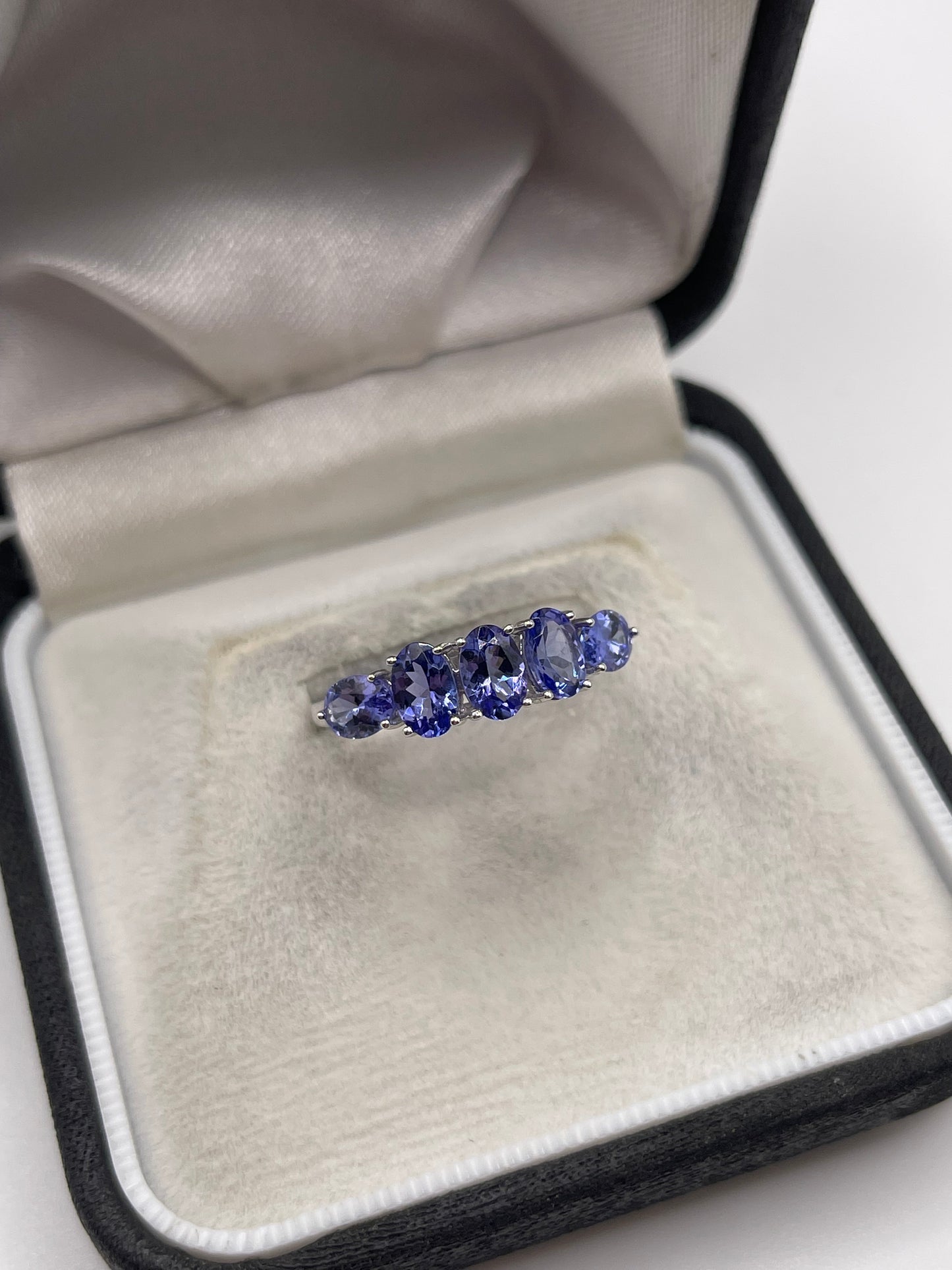 9ct white gold tanzanite ring