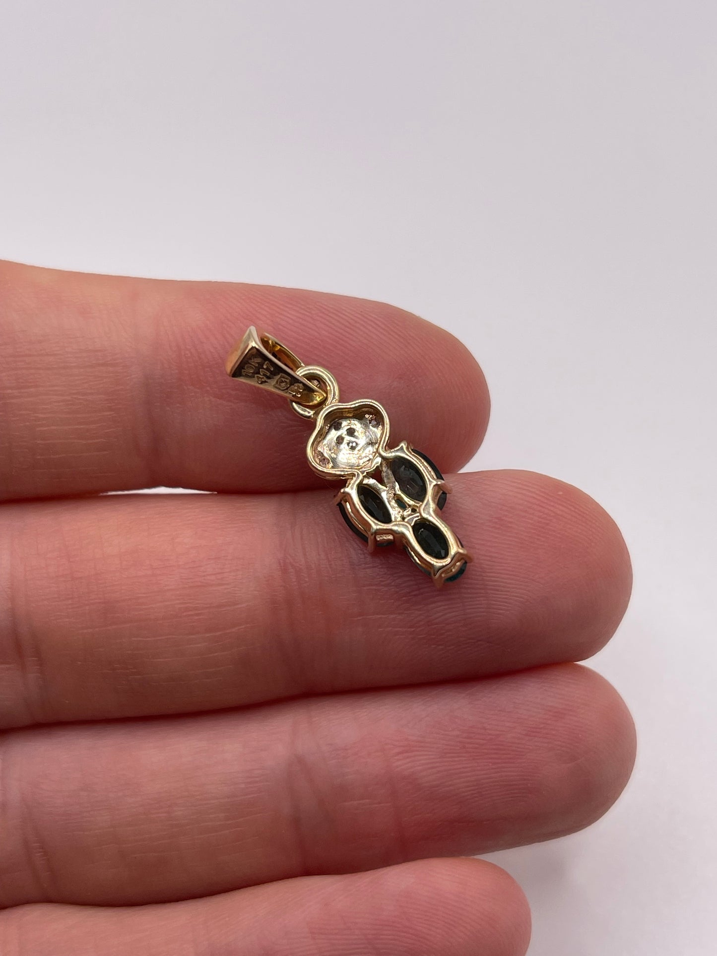 9ct gold quartz and diamond pendant