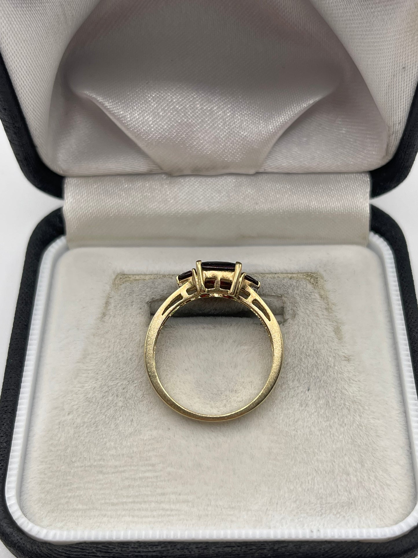 9ct gold garnet and diamond ring