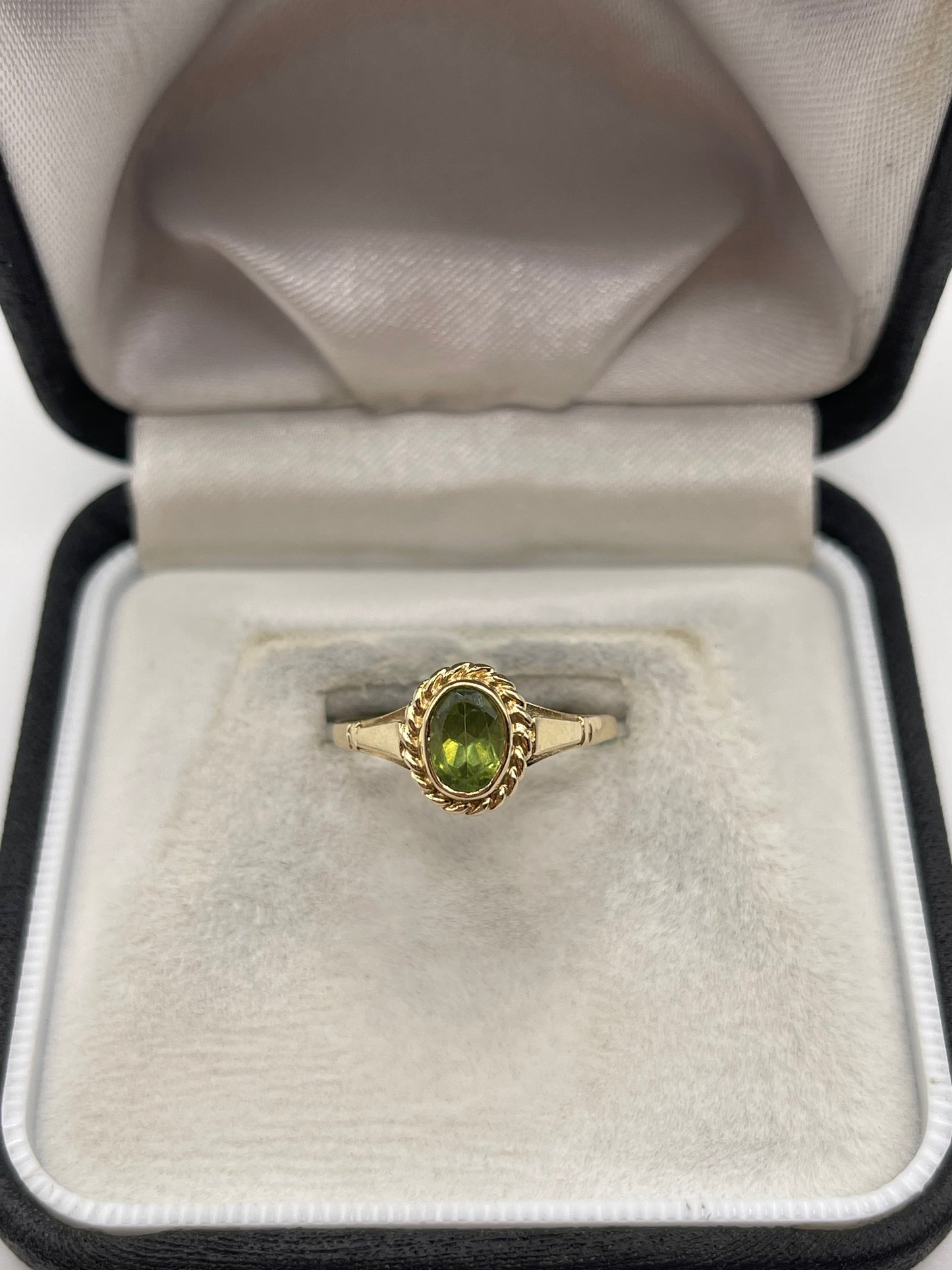 9ct gold quartz ring