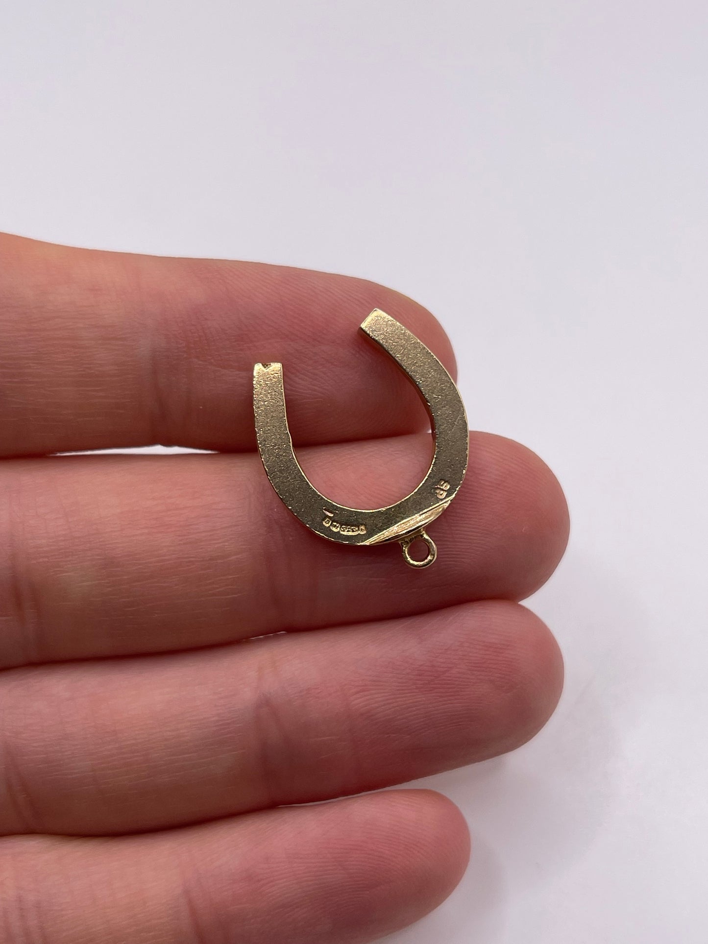 9ct gold horseshoe pendant