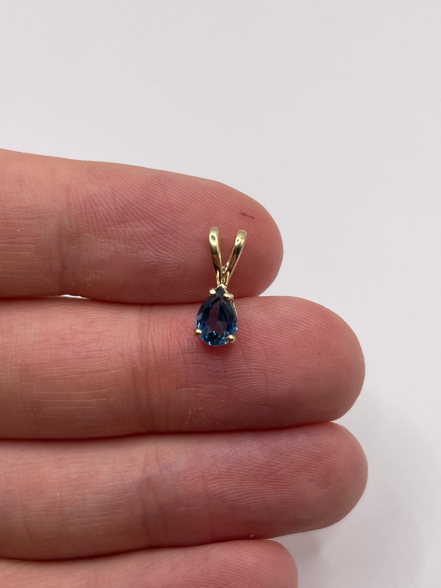 9ct gold topaz pendant