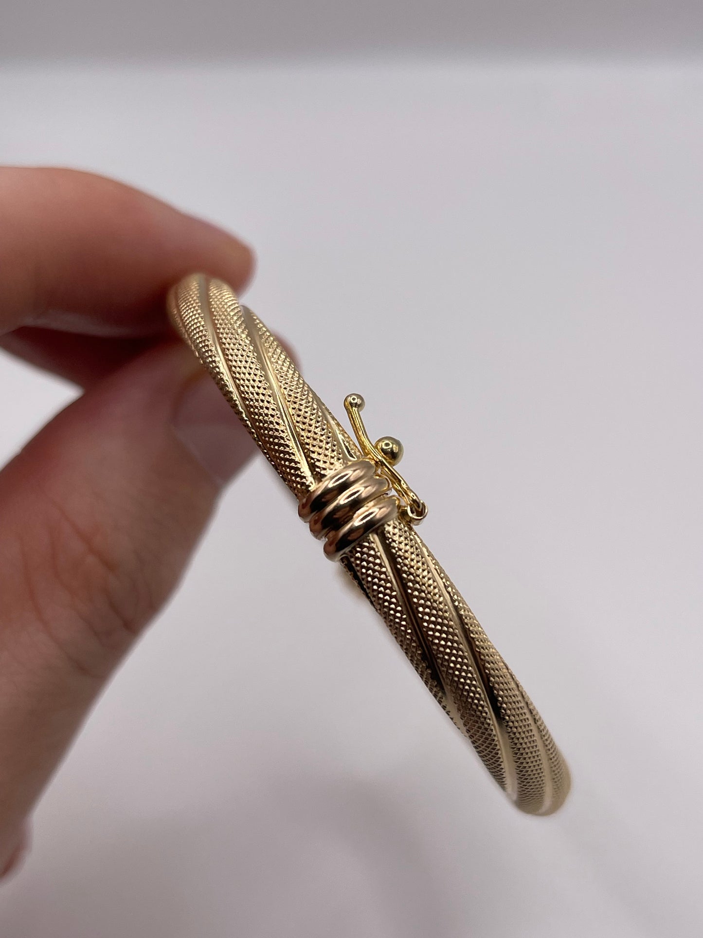 9ct gold bangle