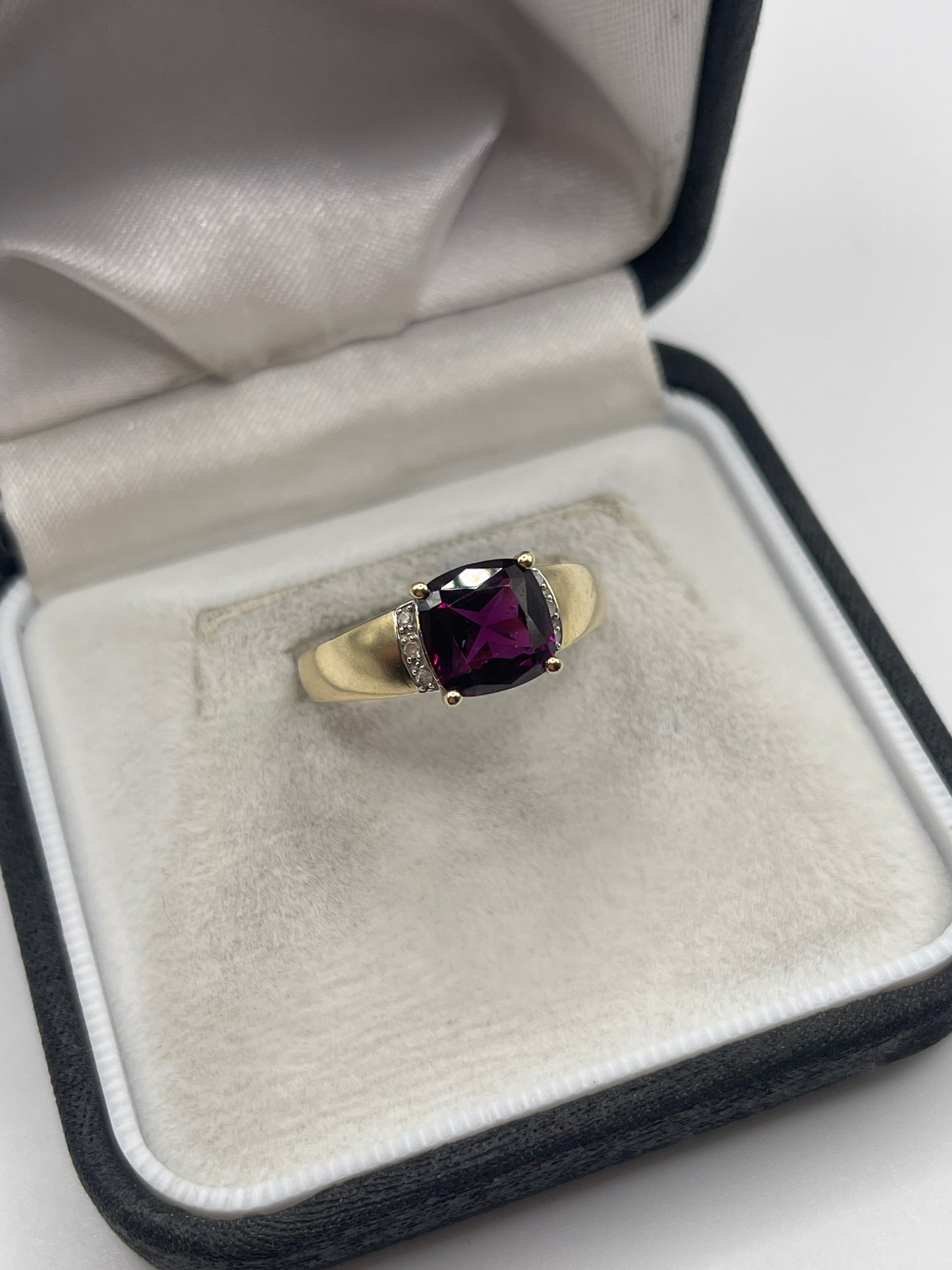 9ct gold garnet and diamond ring