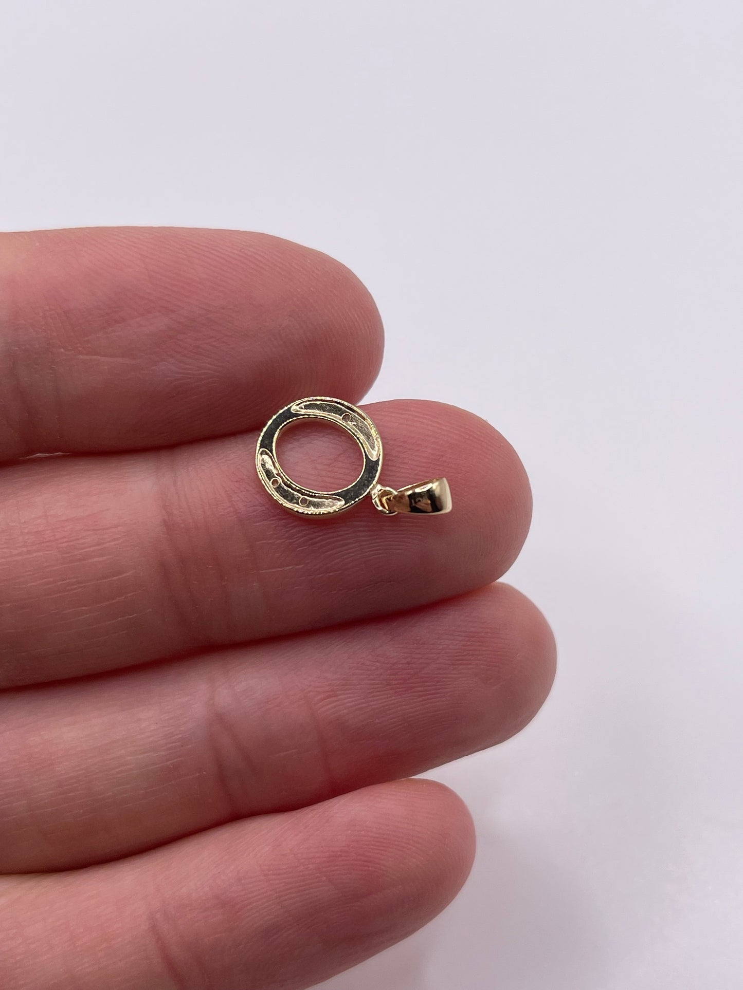 9ct gold diamond initial O pendant