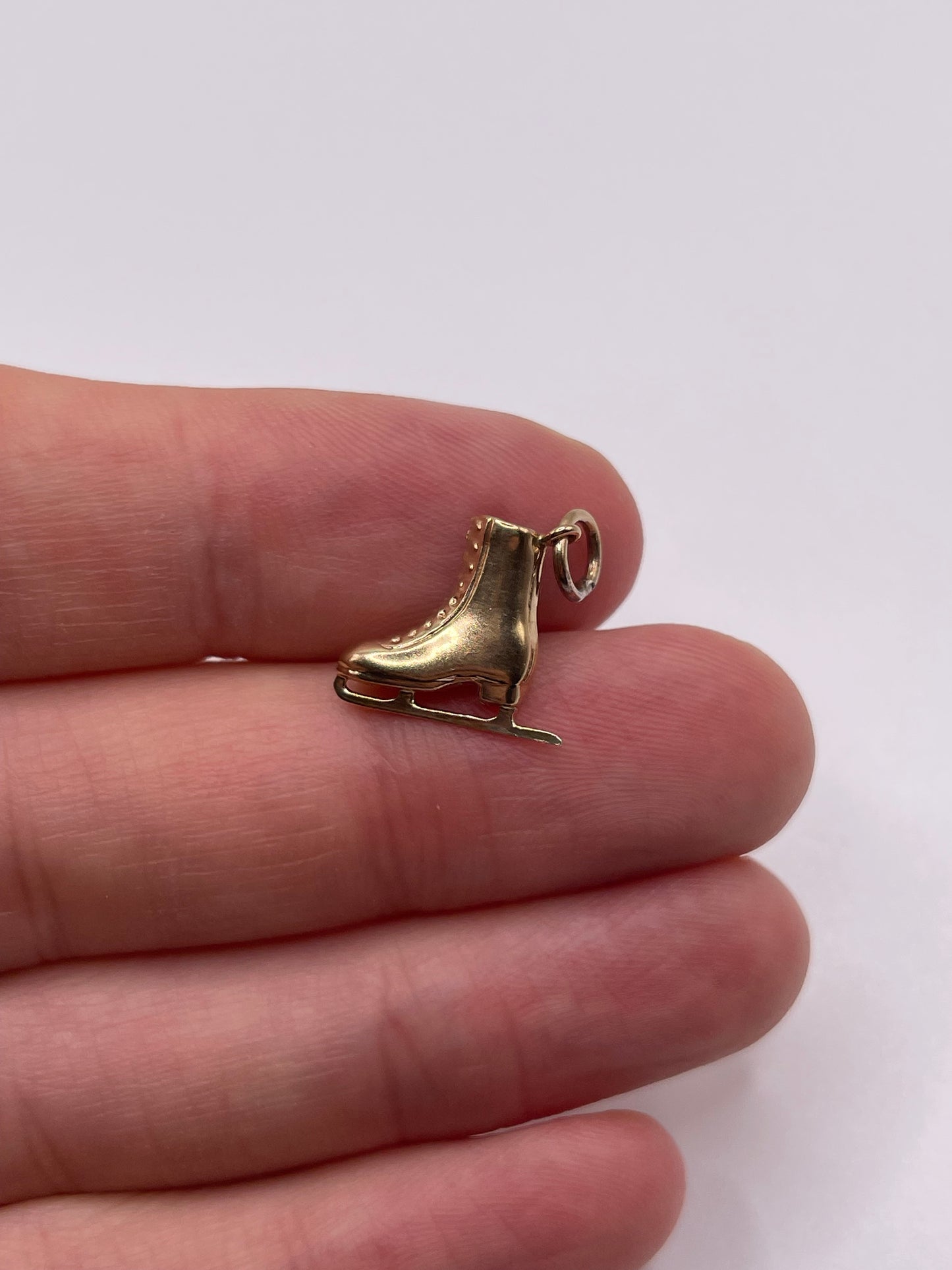 9ct gold ice skate charm