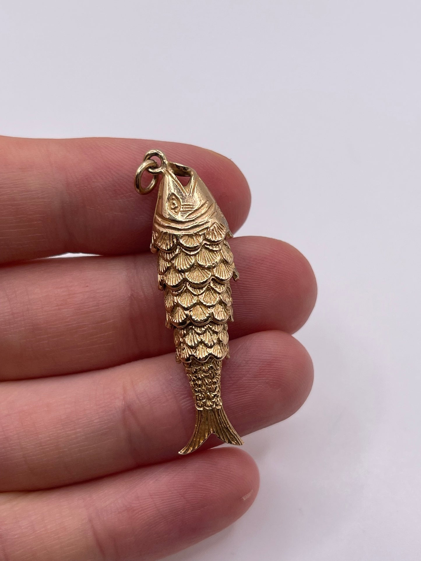 9ct gold articulated fish pendant