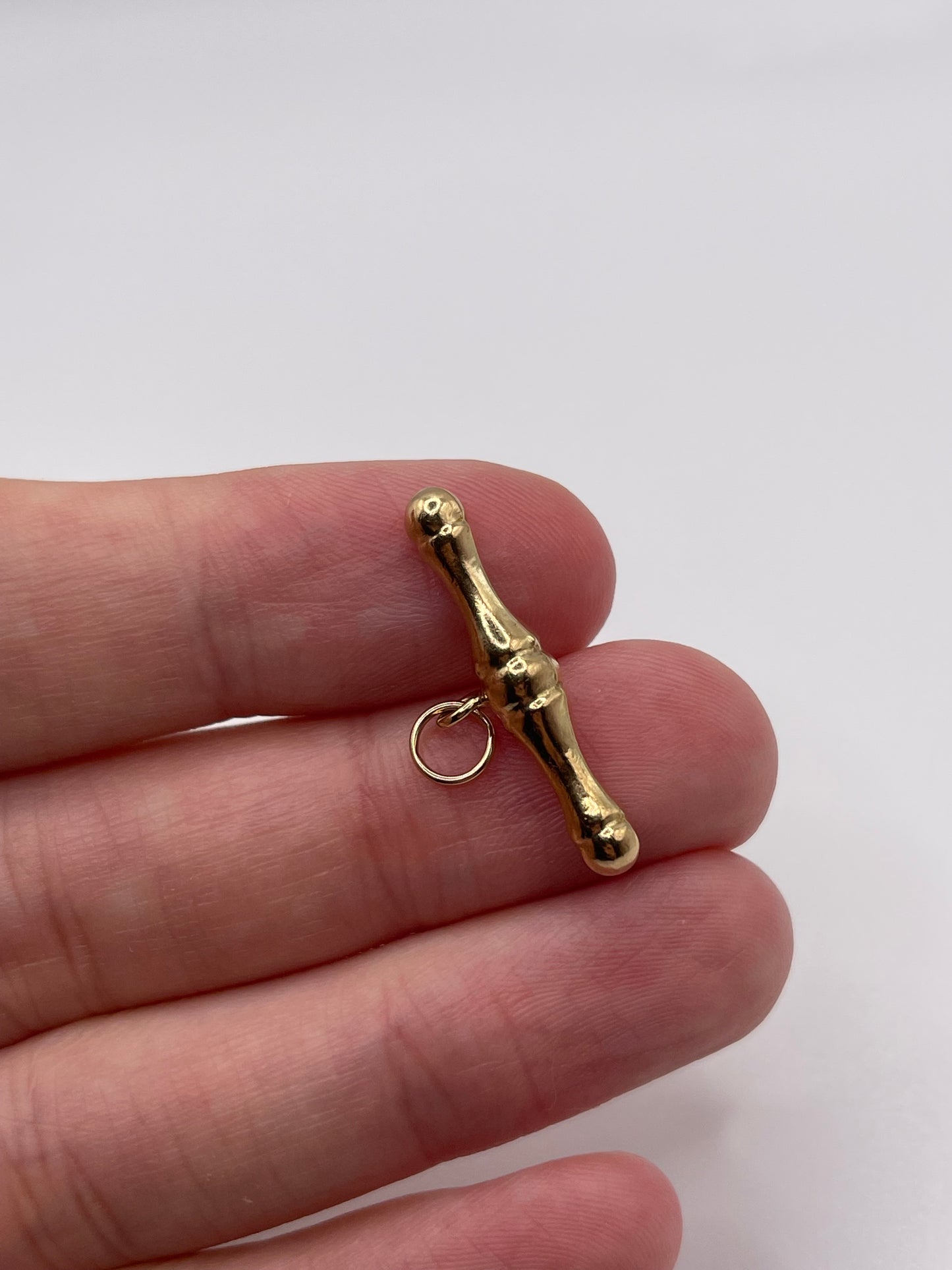 9ct gold T bar pendant
