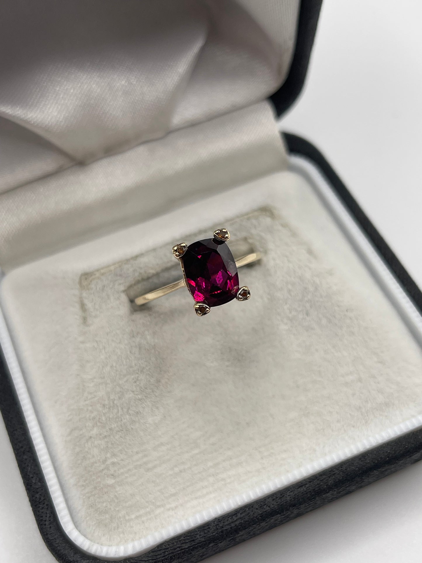 9ct gold garnet and diamond ring